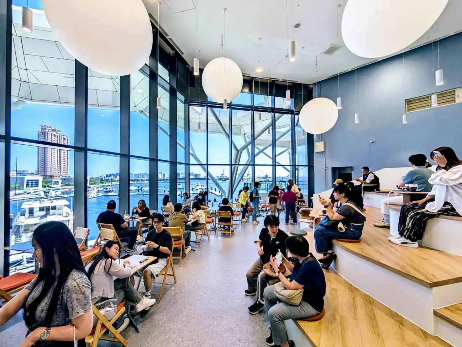 文創複合商場「FOCUS 13 珊瑚廣場」8日開幕，由高雄市長陳其邁與高青集團創辦人楊青峯、高青創意董事長陳慧姝等人共同揭幕。（圖/高雄市府提供）