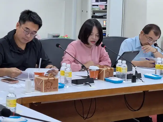 湯詠瑜出席高雄市議會法規委員會，審議市府及議員提出的多項法規修正案。（圖/記者吳文生攝）
