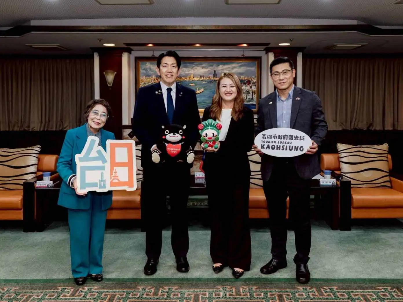 日本松原市長澤井宏文偕同觀光協會會長松本光代率團拜訪高雄市府，由副市長林欽榮代表市長陳其邁接待。（圖/高雄市府提供）