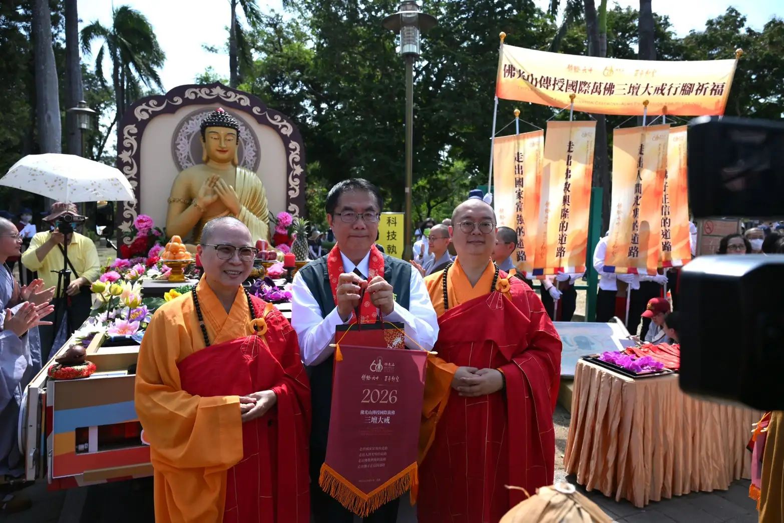 佛光山義工會會長慧屏法師（右1）與台南區總住持滿舟法師（左1）共同主持，感謝台南市長黃偉哲（左2）的蒞臨與鼓勵。(記者顧晨義攝)