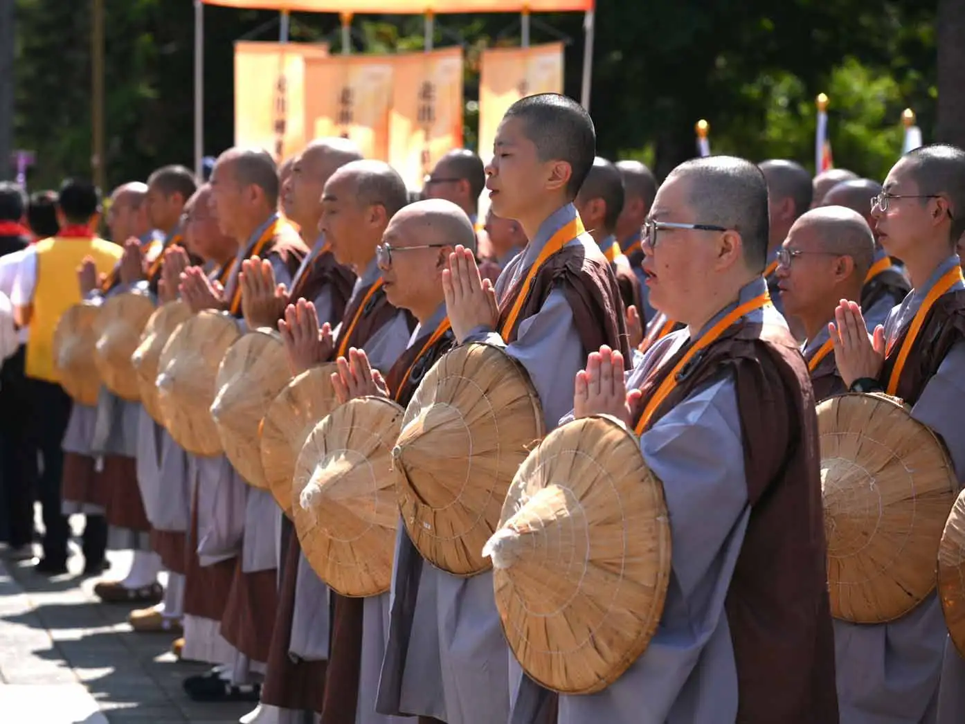 啟程儀式中二百位戒子誠心祈禱，祈願國家富強、人民幸福健康。(記者顧晨義攝)