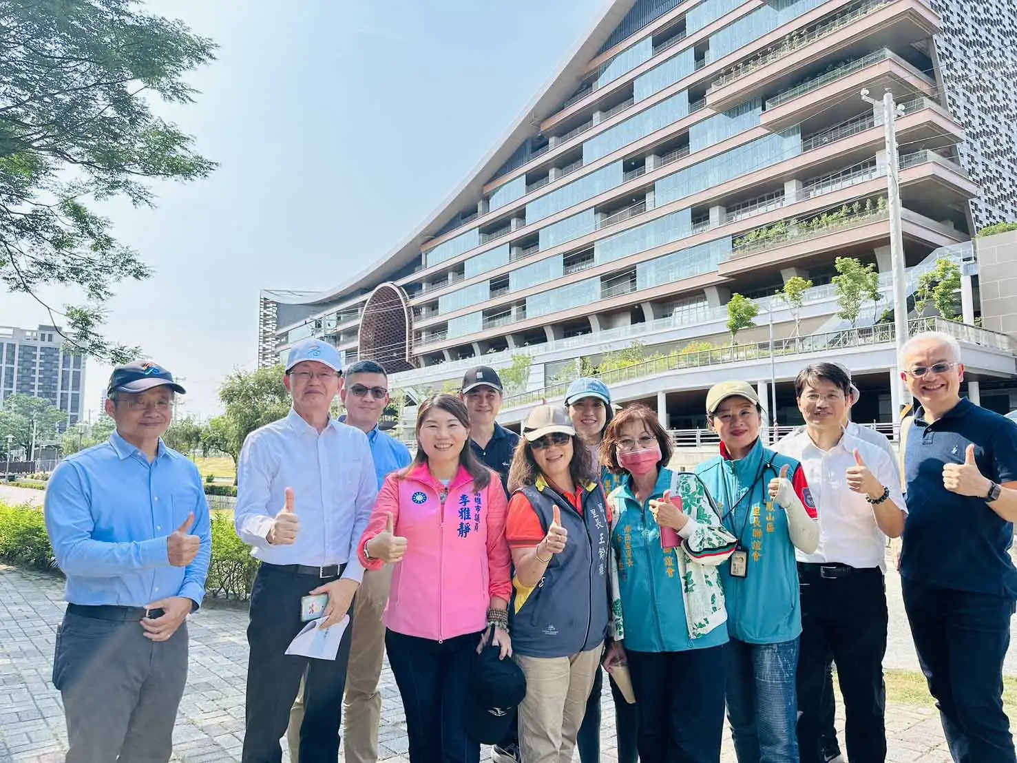高雄市議員李雅靜邀集市府團隊實地會勘捷運鳳山站與台鐵鳳山車站人流銜接問題，提出「類共構」地面連通廊道構想，盼串聯兩大交通節點。（圖/李雅靜提供）