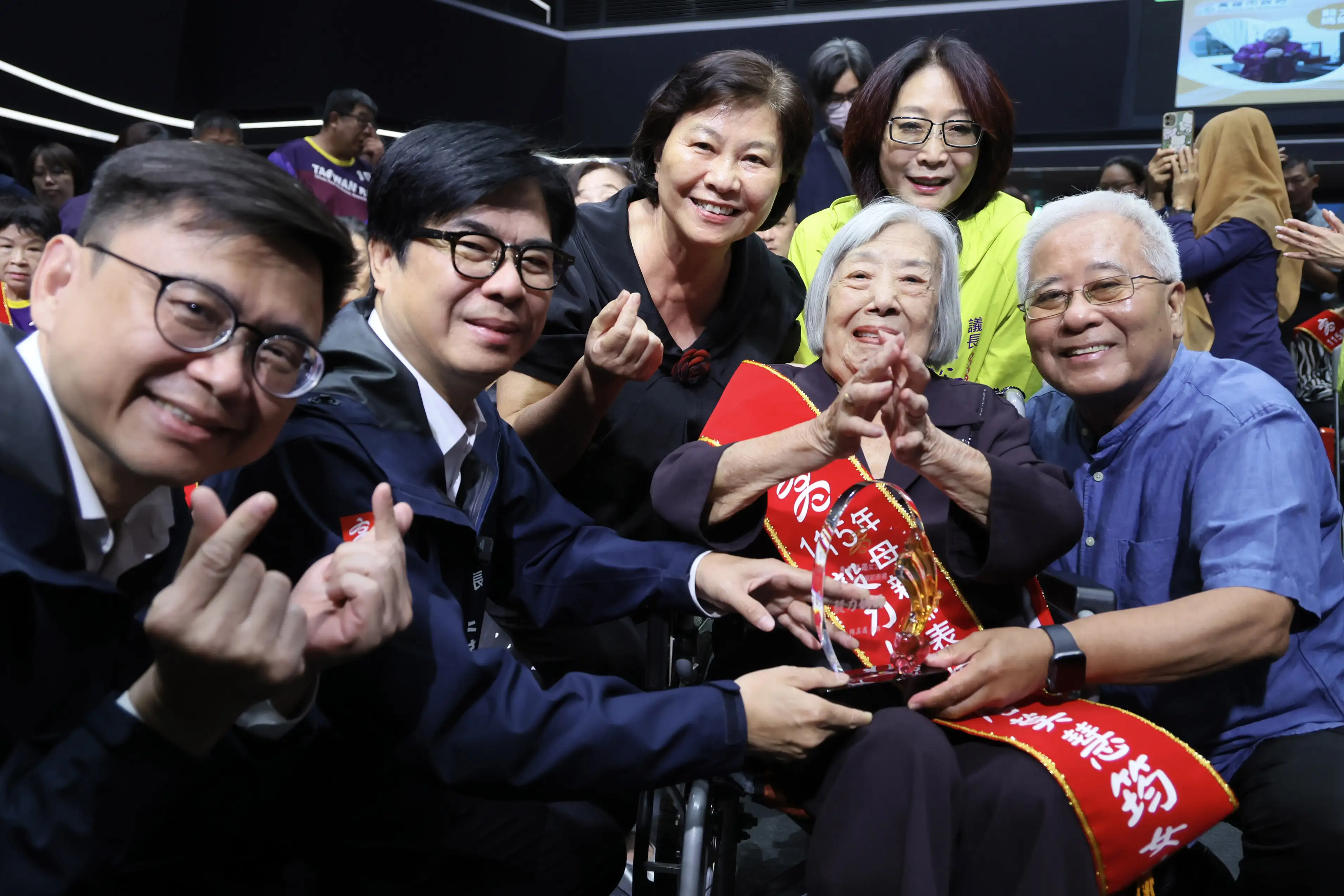 高雄市長陳其邁出席「美力媽媽頒獎典禮」，與獲獎媽媽及家屬合影。（圖/高雄市政府提供）