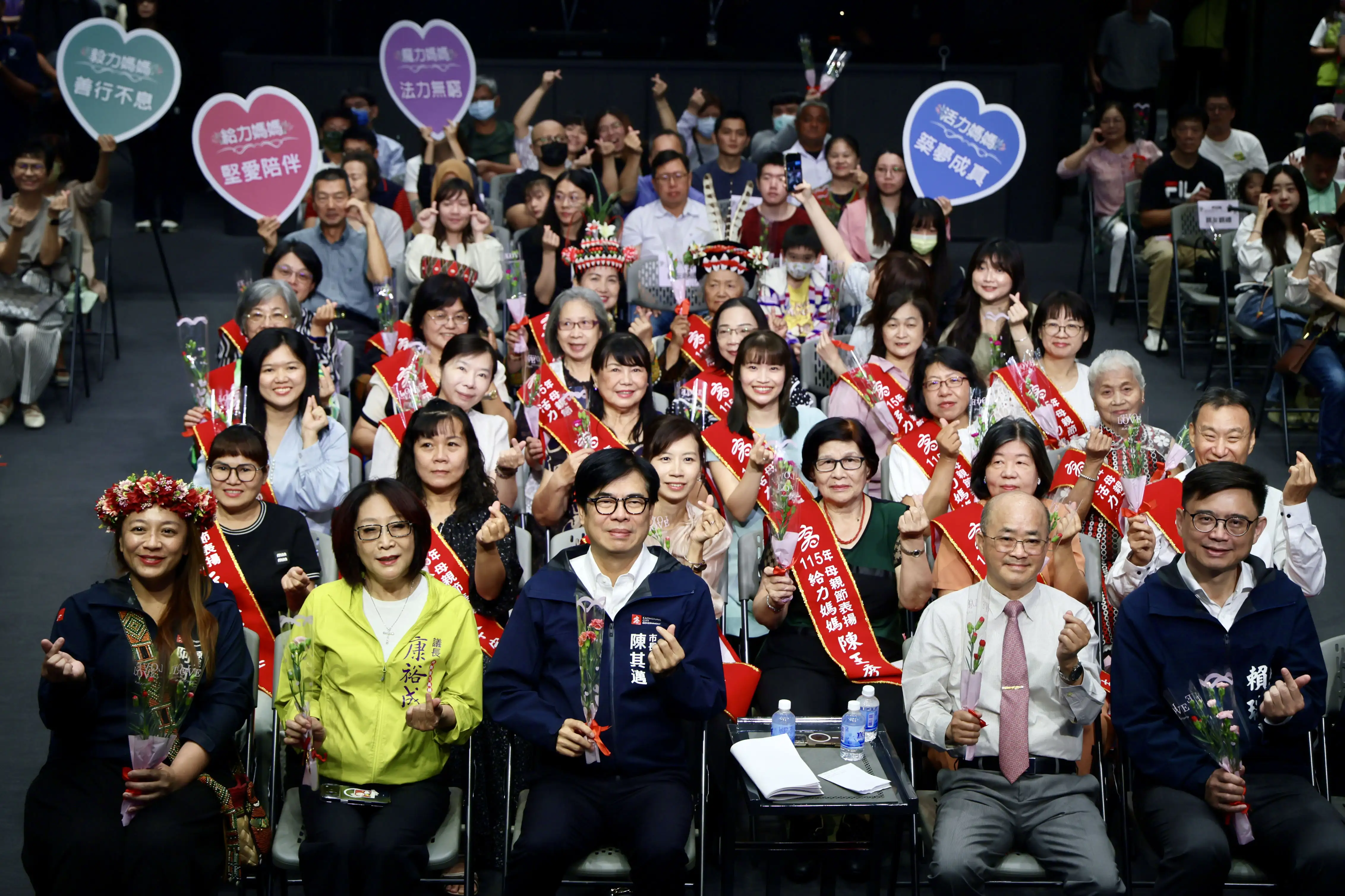 高雄市長陳其邁出席美力媽媽頒獎典禮，除親自表揚40位獲獎者，更提出托育升級政策作為母親節的大賀禮。（圖/高雄市政府提供）