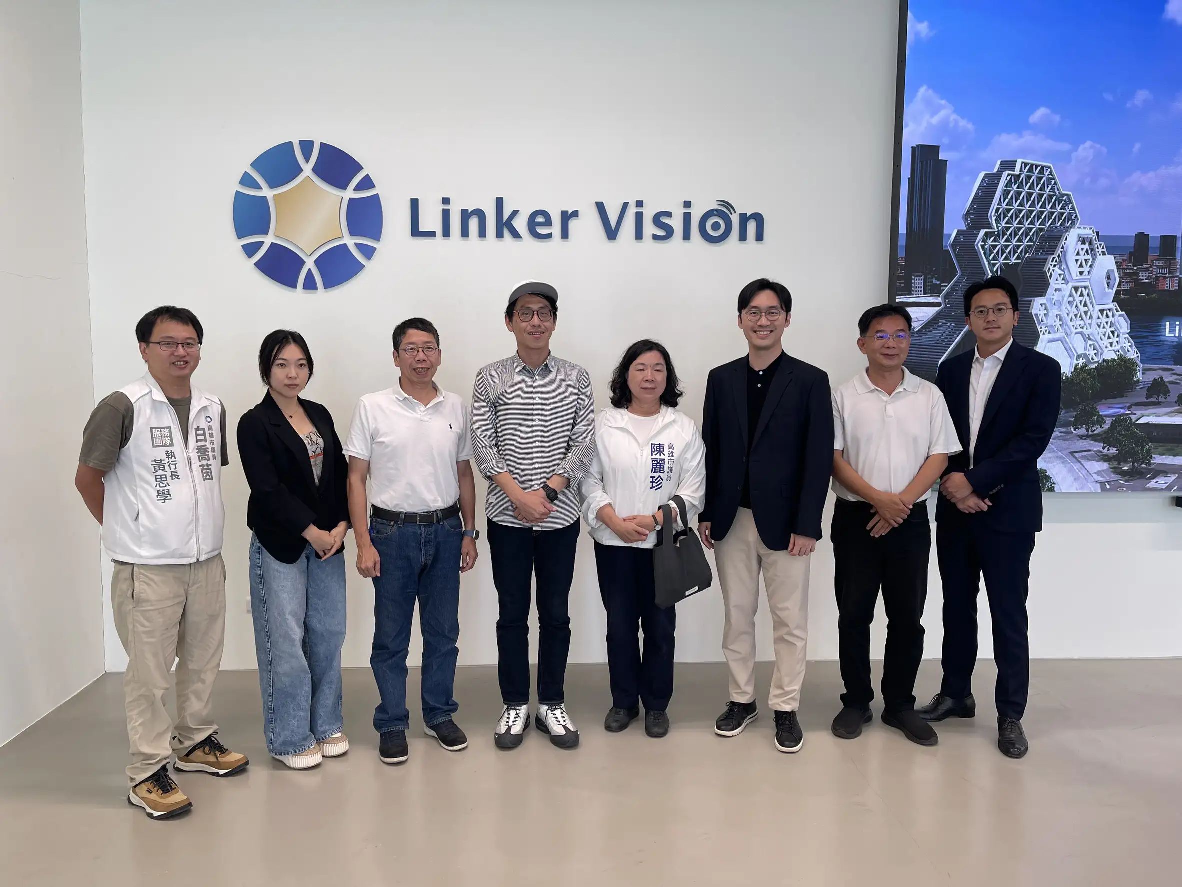 高雄市議會財經委員會前往蓬萊科技智慧聚落考察，了解高雄港蓬萊商港區歷史建築活化成果及AI科技產業發展現況。（圖/高雄市議會提供）