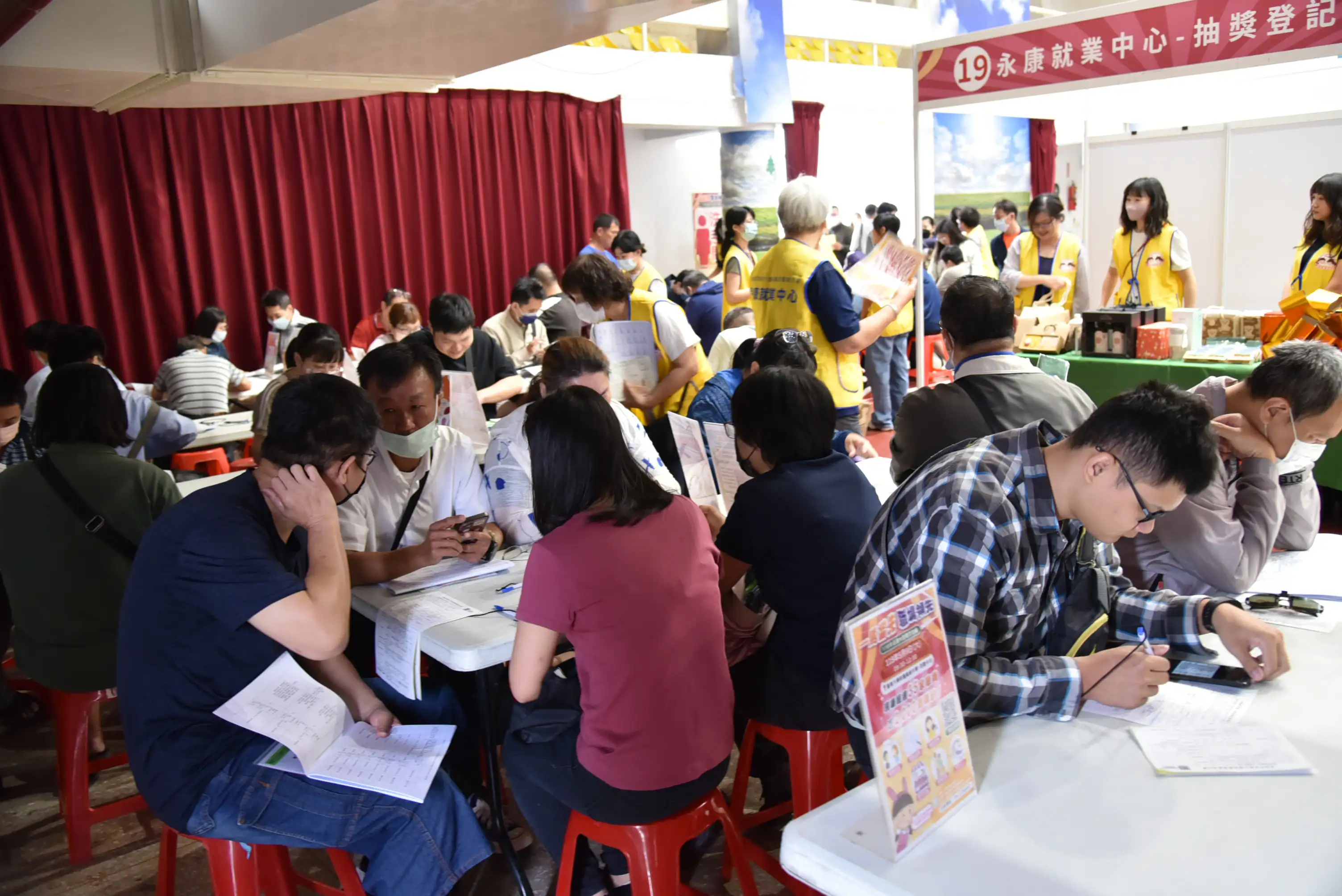 雲嘉南分署永康就業中心9日在南大附中舉辦大型徵才活動，現場吸引不少求職民眾到場應徵與諮詢。(圖/雲嘉南分署提供)