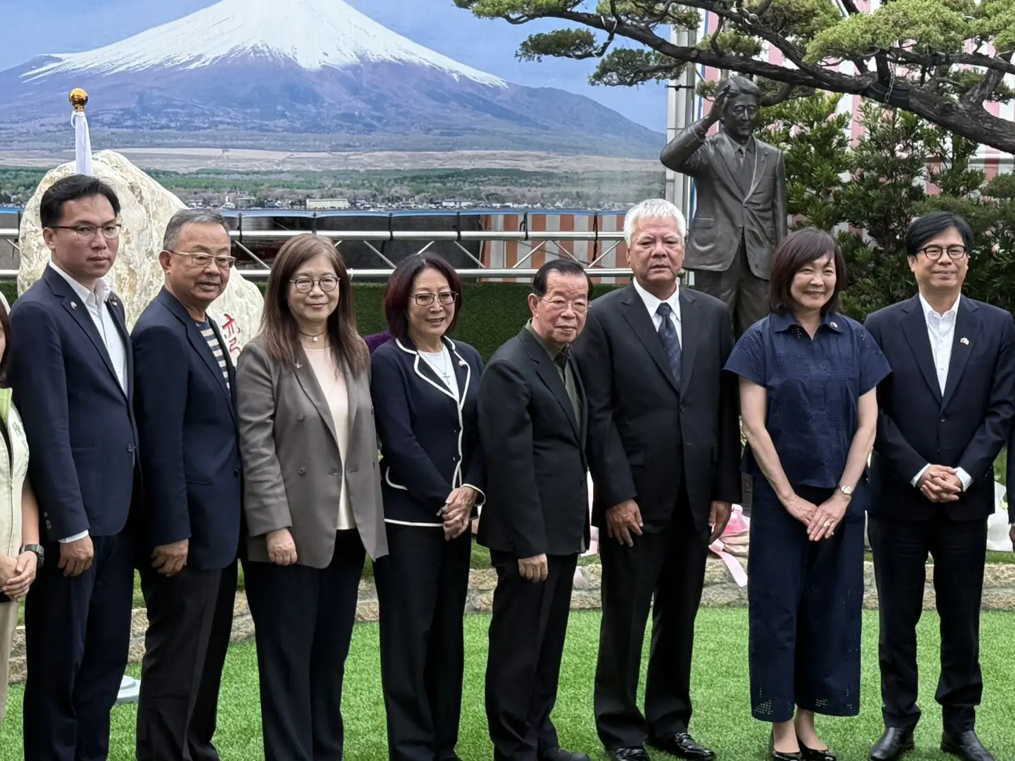 日本前首相安倍晉三夫人安倍昭惠9日率團造訪紅毛港保安堂，與前駐日代表謝長廷及地方人士一同於安倍紀念銅像前合影留念。（圖/林智鴻提供）