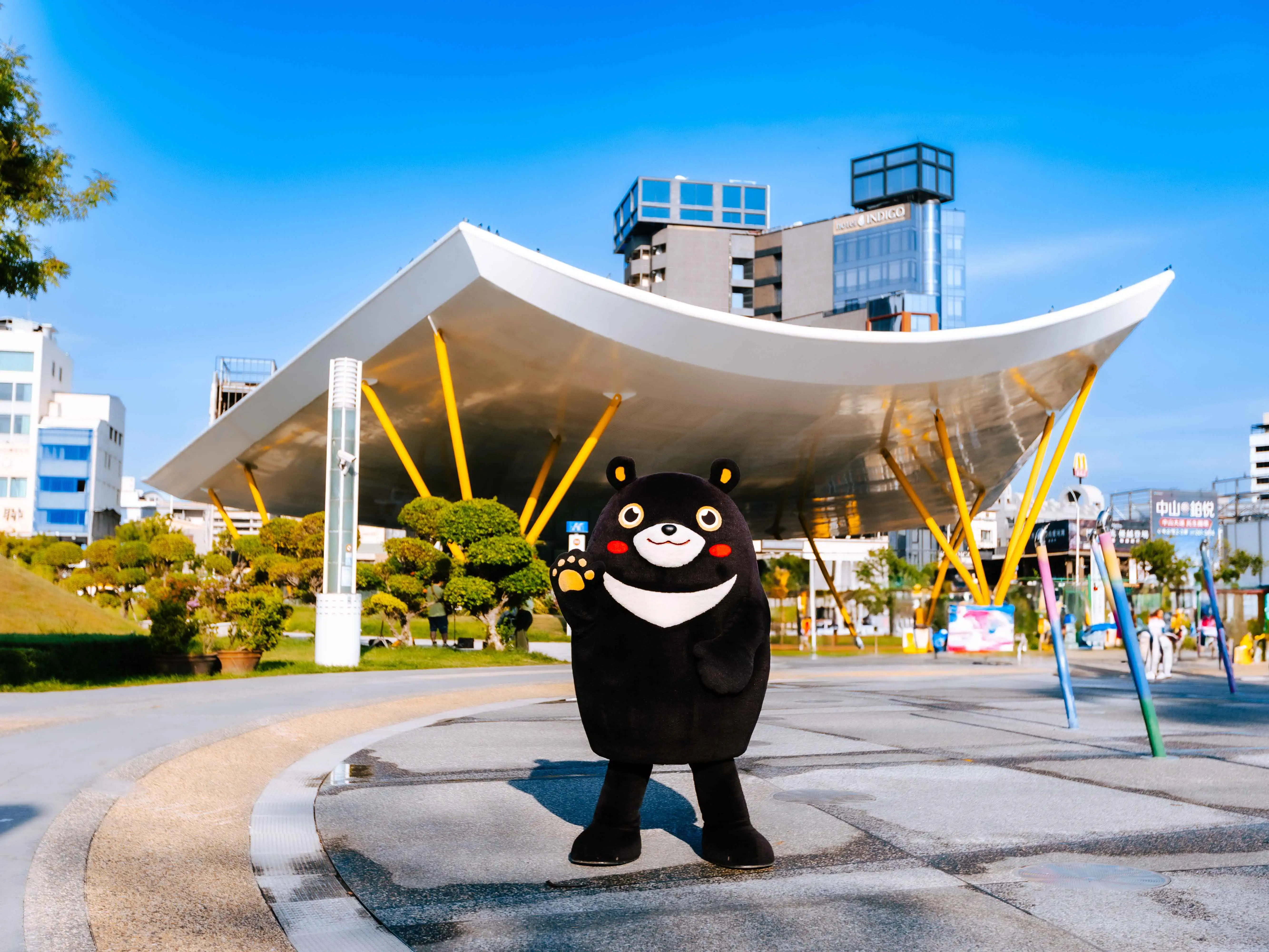 高雄熊將於5月16日在中央公園站舉辦生日派對，首度公開魔術表演。（圖/觀光局提供）