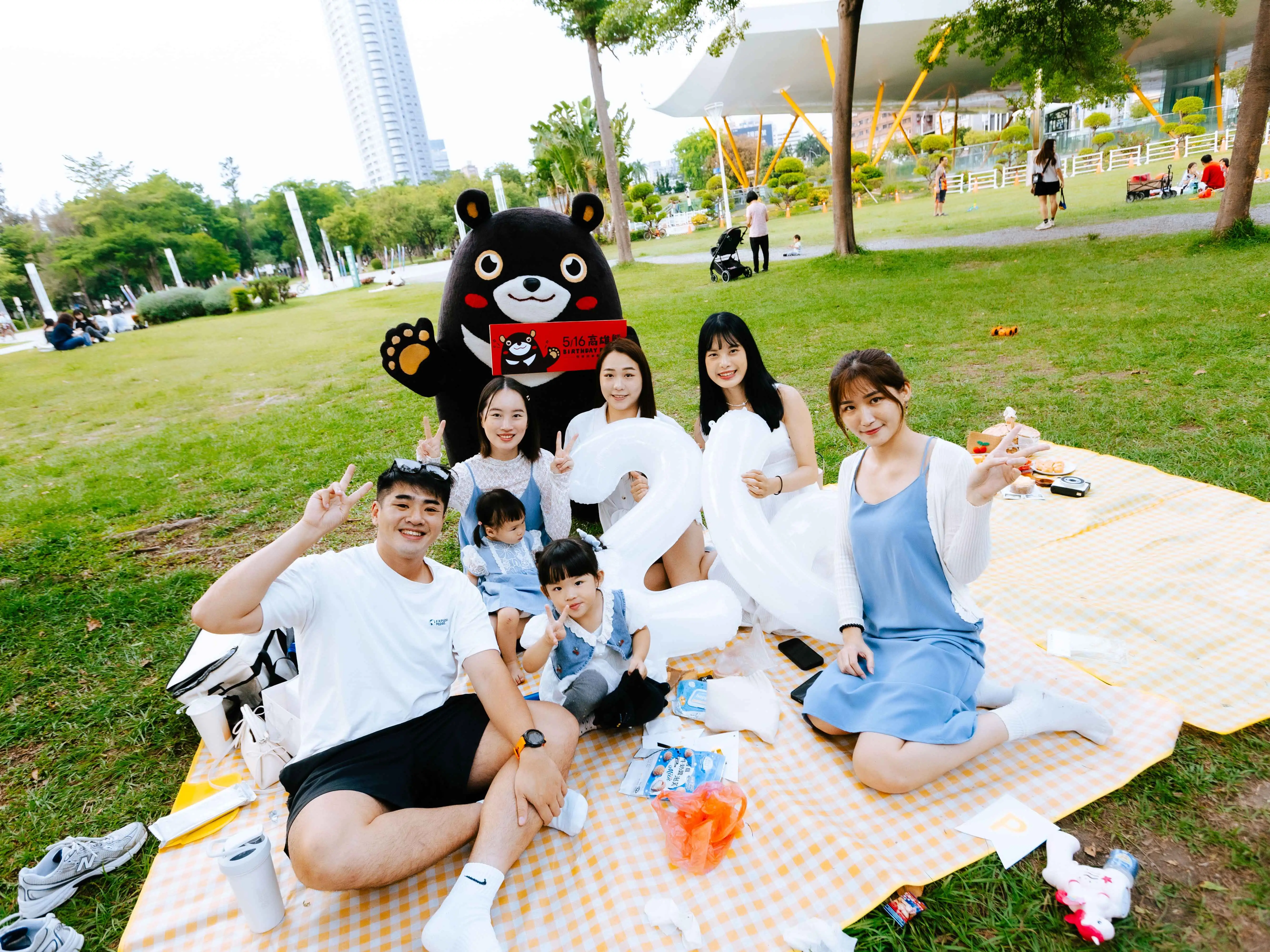 高雄熊將於5月16日在中央公園站舉辦生日派對，首度公開魔術表演。（圖/觀光局提供）