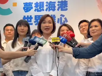 國民黨高雄市長參選人柯志恩表示，外界過度解讀曾麗燕的禮貌性發言，對曾前議長並不公平。（圖/記者吳文生攝）