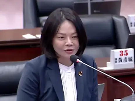 高雄市議員湯詠瑜於總質詢要求市府強化高雄車站前站人行道安全設施，改善人車距離過近問題，提升市民通行安全。（圖/記者吳文生攝）