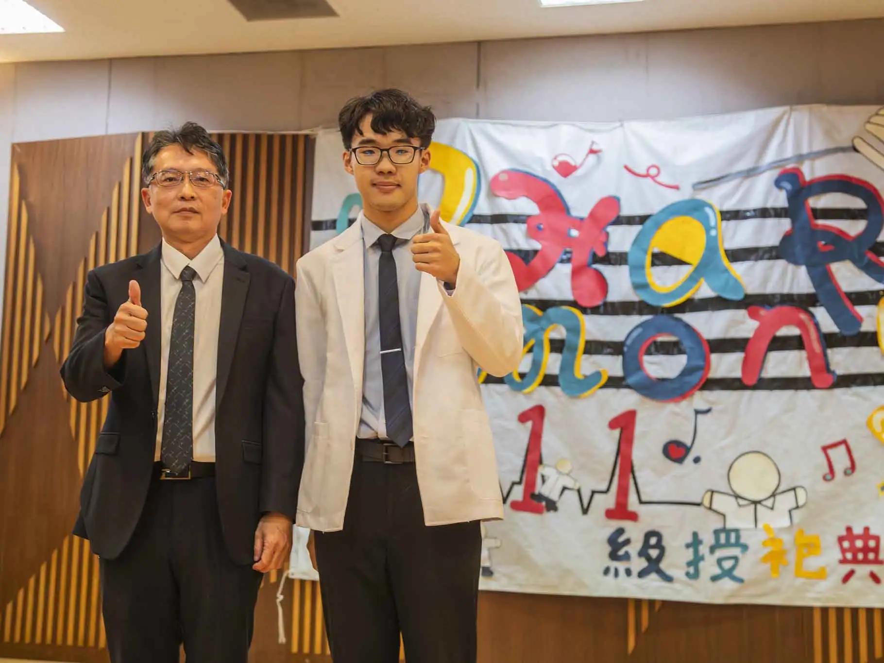 嘉南藥理大學藥學系舉辦授袍典禮，222位學生披上白袍，正式邁向藥師臨床實務。(圖/嘉南藥理大學提供)