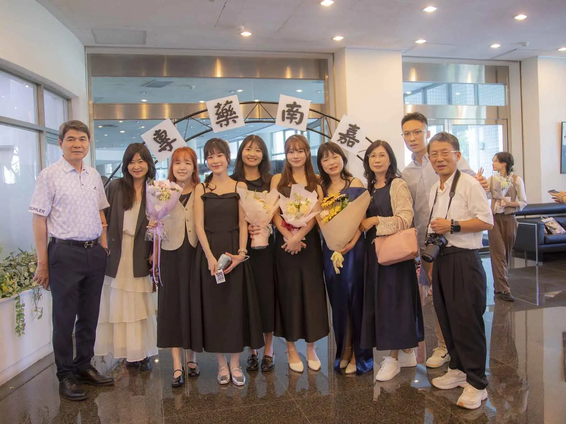 嘉南藥理大學藥學系舉辦授袍典禮，222位學生披上白袍，正式邁向藥師臨床實務。(圖/嘉南藥理大學提供)