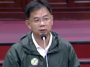 高雄市議員郭建盟總質詢關切醫美診所與月子中心接連爆發偷拍「針孔門」事件，要求市府建立高風險場所隱私稽核制度。（圖/記者吳文生攝）