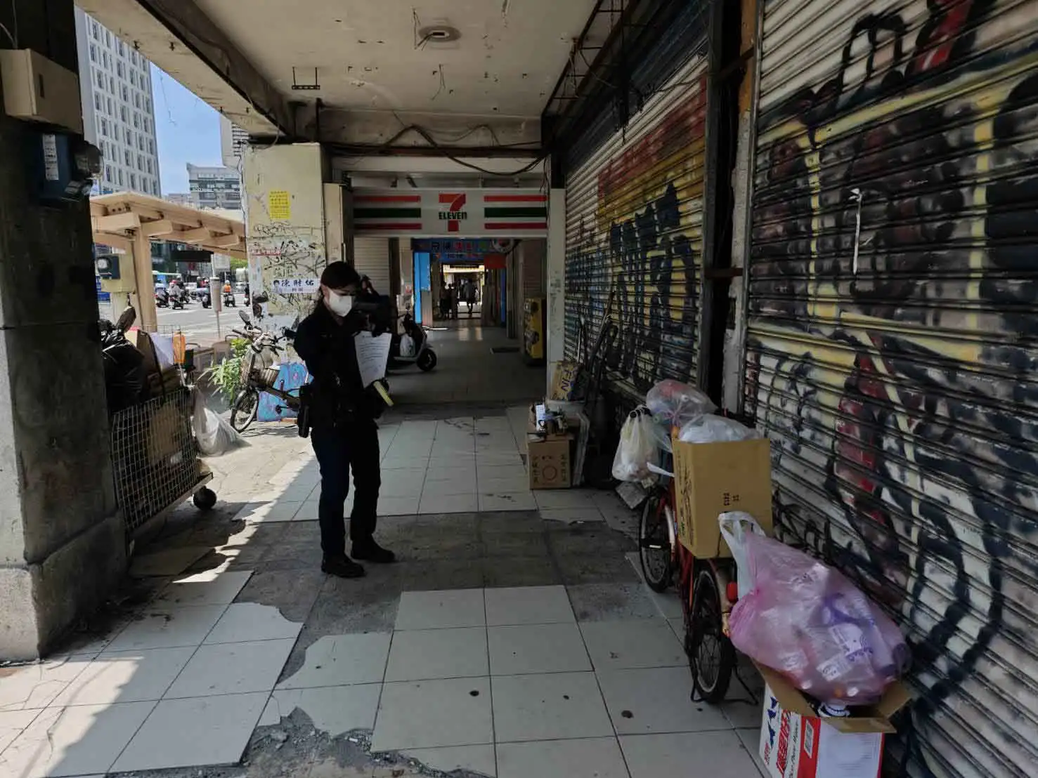 幸福川河南二路近中山一路人行道，遭街友長期聚集，現場堆放雜物與垃圾，環境髒亂，令附近居民相當困擾。（圖/附近居民提供）
