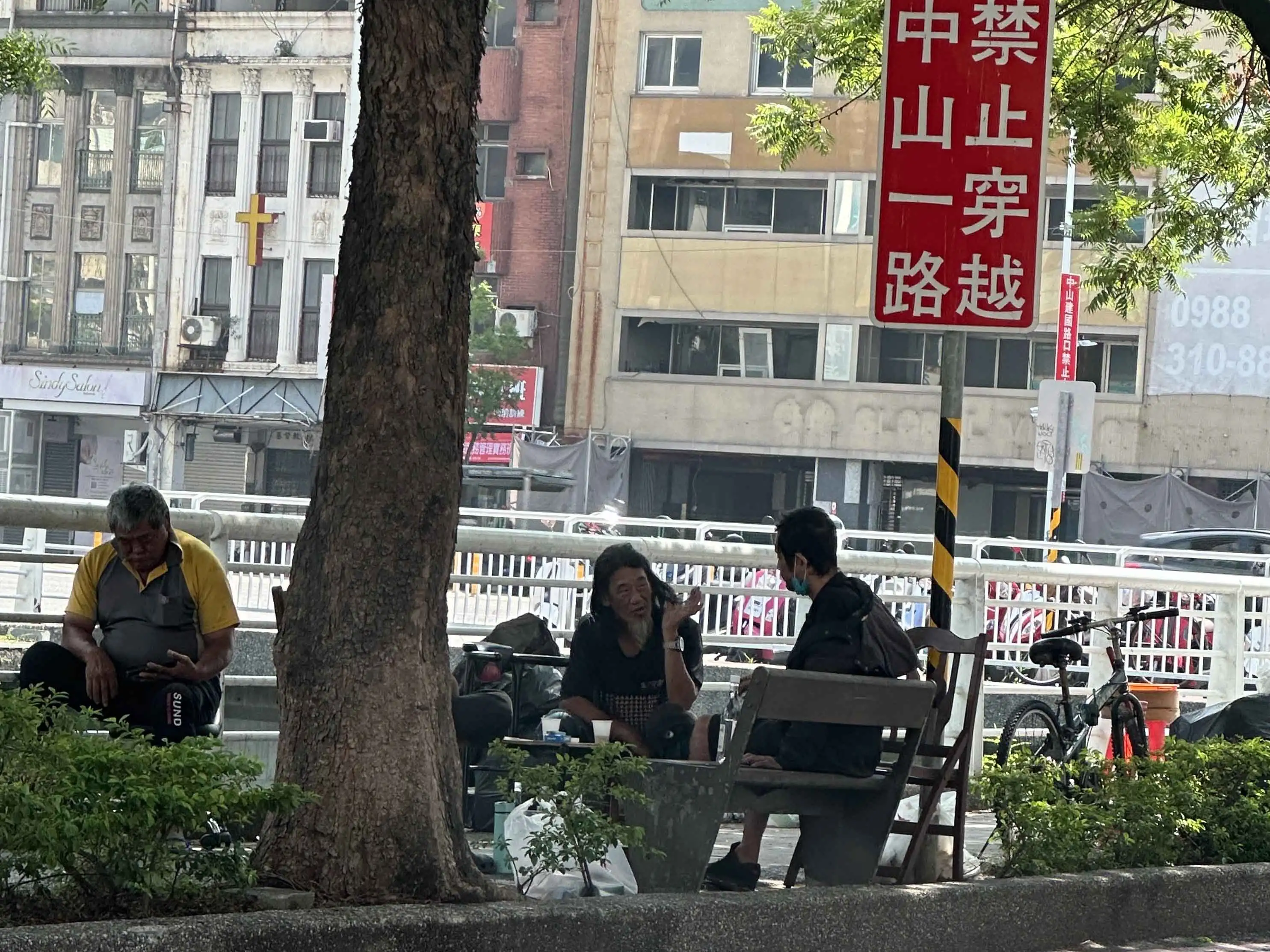 幸福川河南二路近中山一路人行道，遭街友長期聚集，現場堆放雜物與垃圾，環境髒亂，令附近居民相當困擾。（圖/附近居民提供）