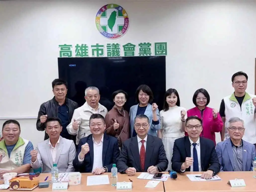 高雄市議會民進黨團12日針對國防預算議題表達立場，呼籲審慎看待預算刪減對國防與產業的影響。（圖/記者吳文生攝）