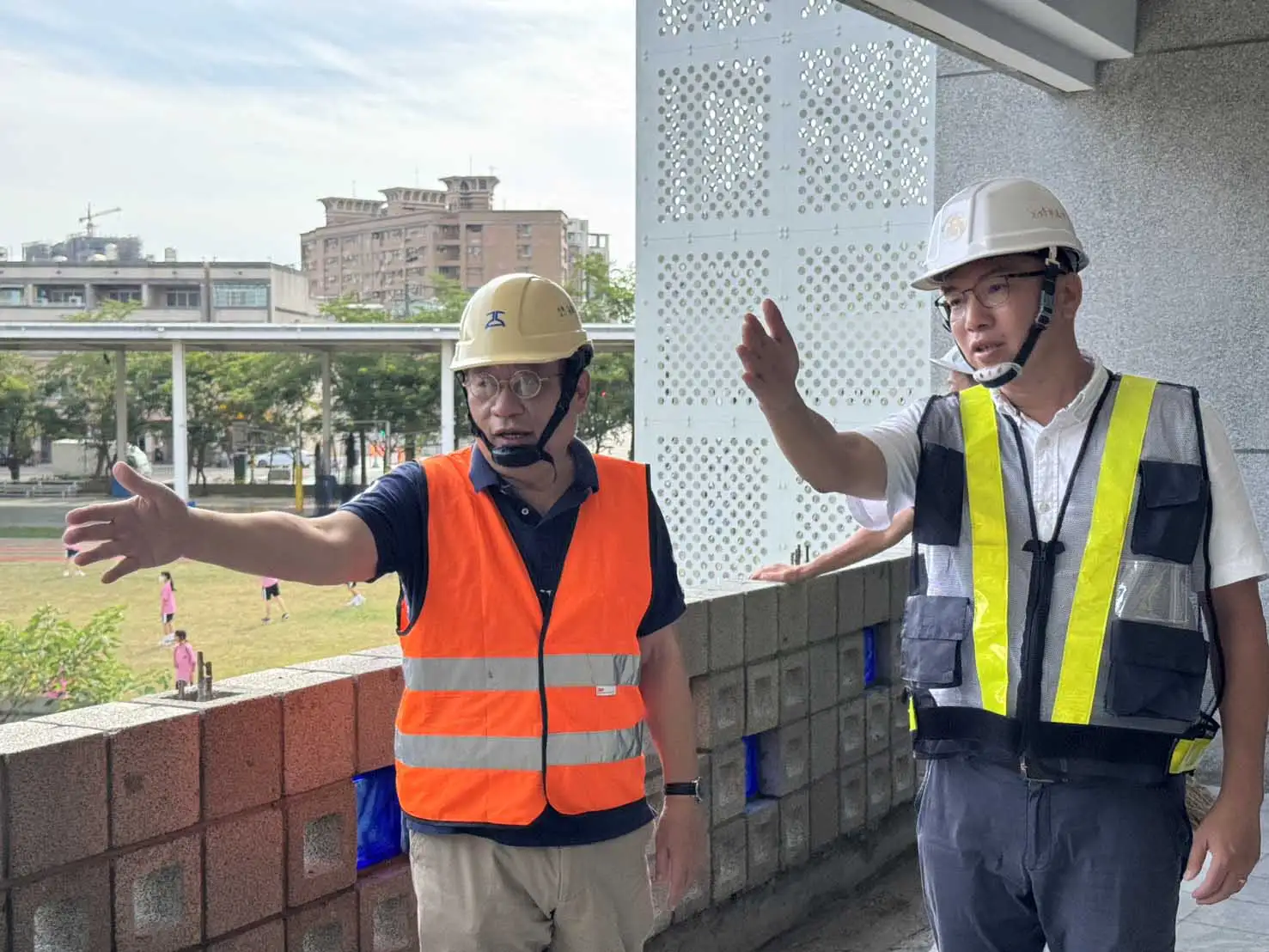 高雄市議員林智鴻前往鳳翔國中視察新校舍工程進度，呼籲市府協助補足裝修經費。（圖/林智鴻提供）
