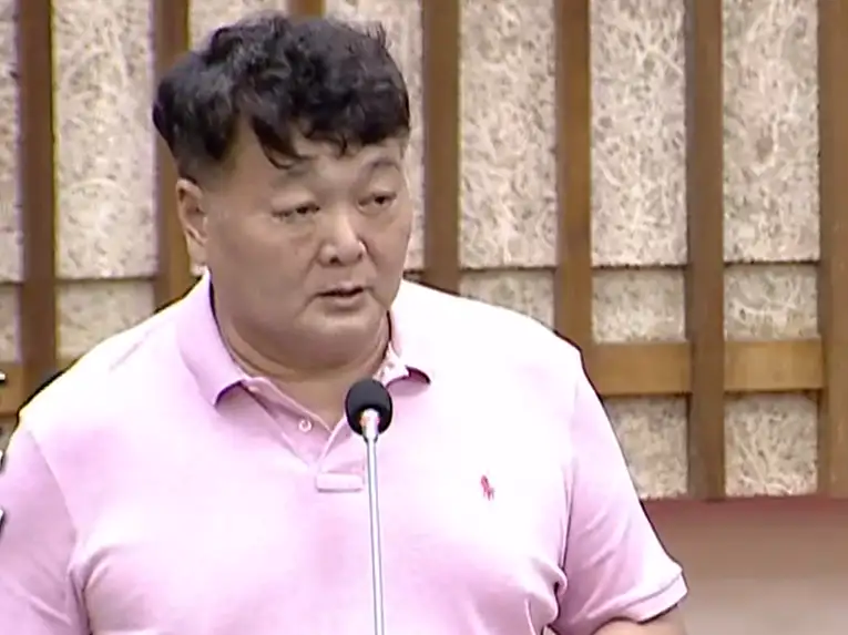 高雄市議員吳銘賜總質詢質疑「班班有鮮乳」及免費營養午餐政策排除私立及非營利幼兒園，要求市府重視教育公平問題。（圖/記者吳文生攝）