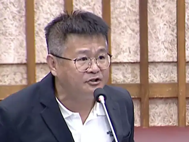 高雄市議員張勝富表示，縣市合併後原縣區建設效率存在落差，市府應公平對待原縣區路燈及道路維護需求。（圖/記者吳文生攝）