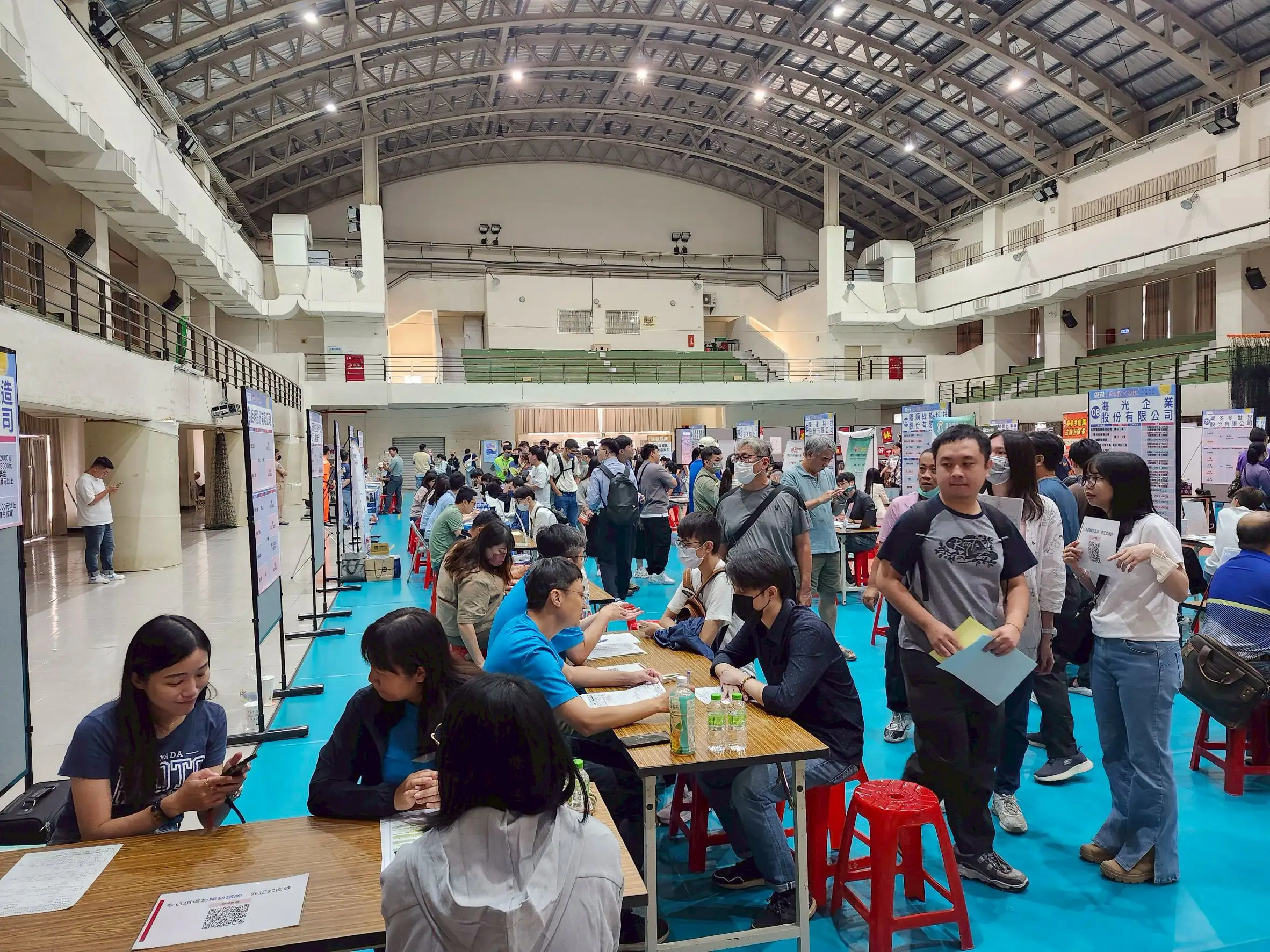 高市勞工局5月16日舉辦聯合徵才，44家企業釋出逾1800個工作機會。(圖/高雄市勞工局提供)