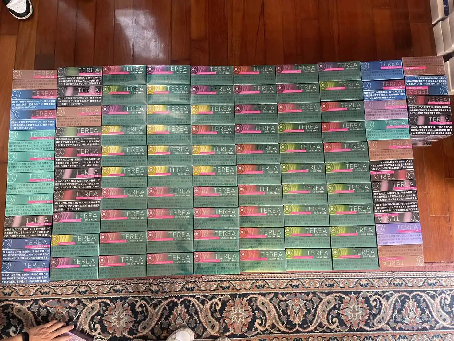 保三總隊第二大隊高雄偵查分隊會同高雄市政府財政局及衛生局，前往高雄市新興區一處私菸倉庫搜索，查扣大批非法加熱菸及相關證物。(圖/保三總隊第二大隊高雄偵查分隊提供)