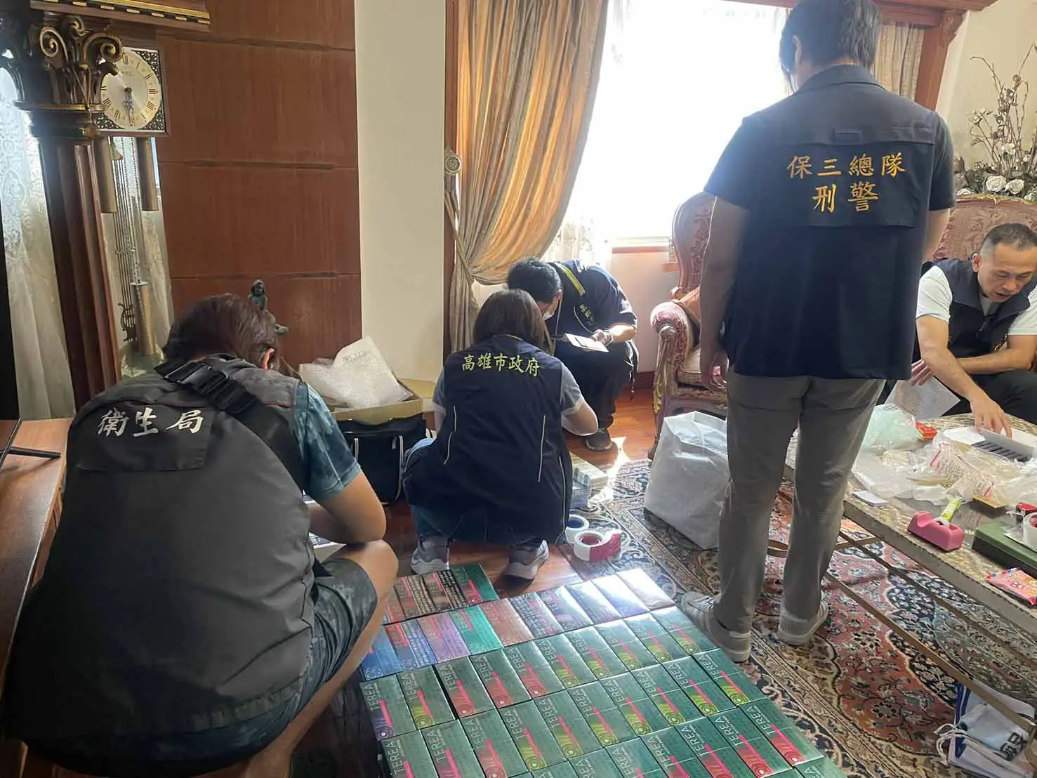 保三總隊第二大隊高雄偵查分隊會同高雄市政府財政局及衛生局，前往高雄市新興區一處私菸倉庫搜索，查扣大批非法加熱菸及相關證物。(圖/保三總隊第二大隊高雄偵查分隊提供)