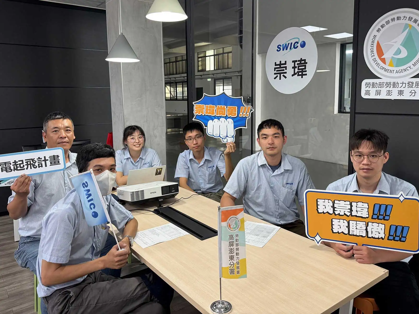 勞動部高屏澎東分署推動多項人才培育補助，今年預計培育6萬5千名在職勞工，協助企業邁向智慧與低碳轉型。(圖/勞動部高屏澎東分署提供)
