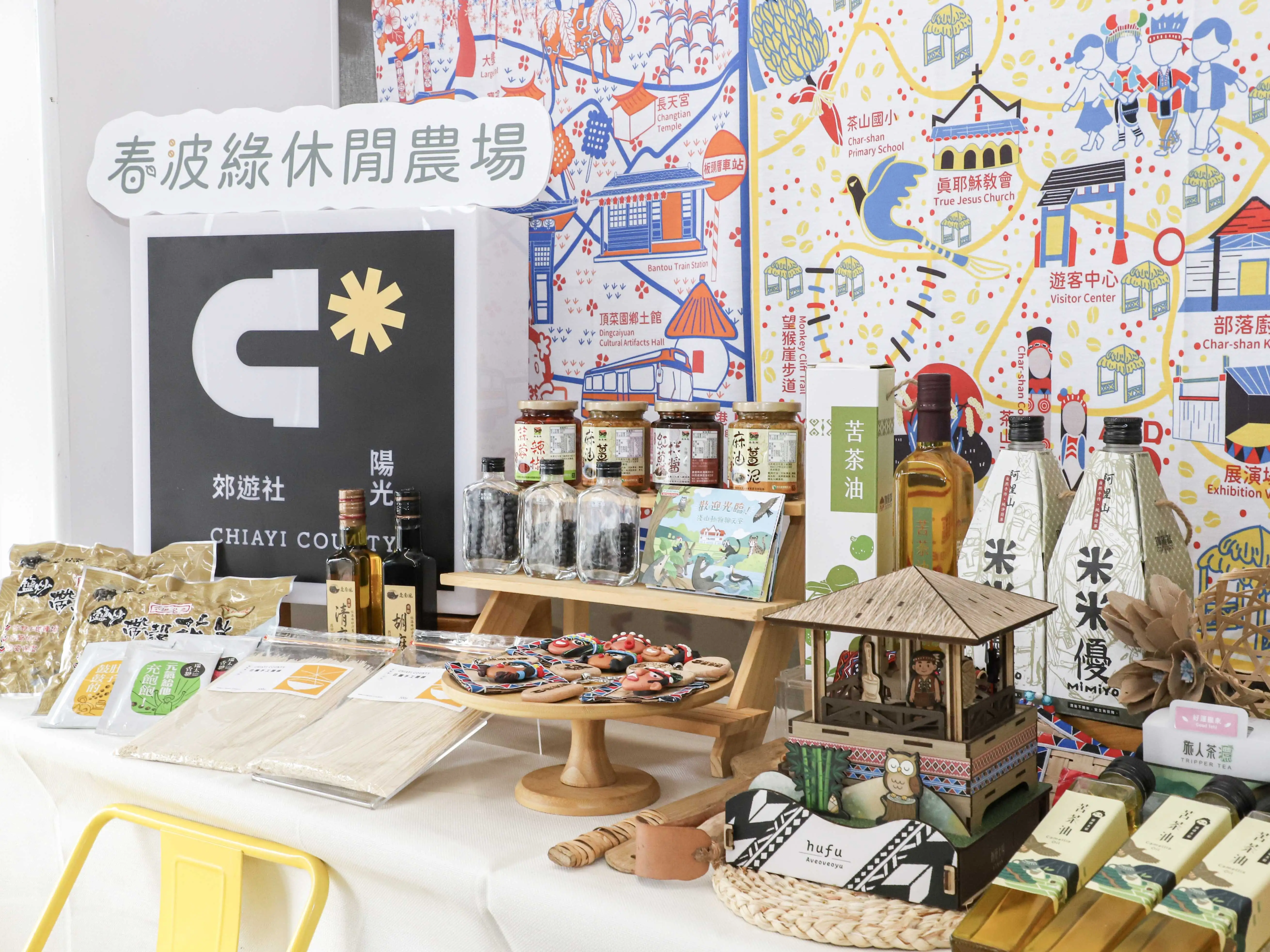 嘉義縣政府攜手企業推出生態繪本，翁章梁與學童共讀推廣淺山動物保育及休閒農業區特色，邀民眾走入農村體驗永續旅遊。(圖/嘉義縣政府提供)