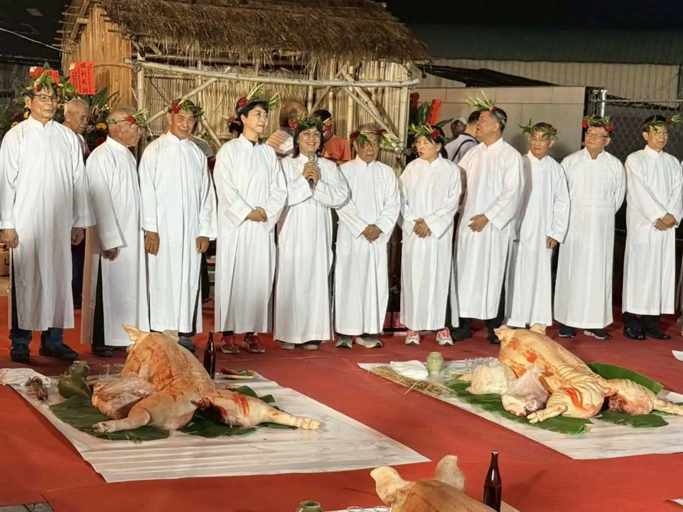 夜祭前臺南市府白惠蘭主委在公廨前致詞。(圖/佳里北頭洋聚落提供)