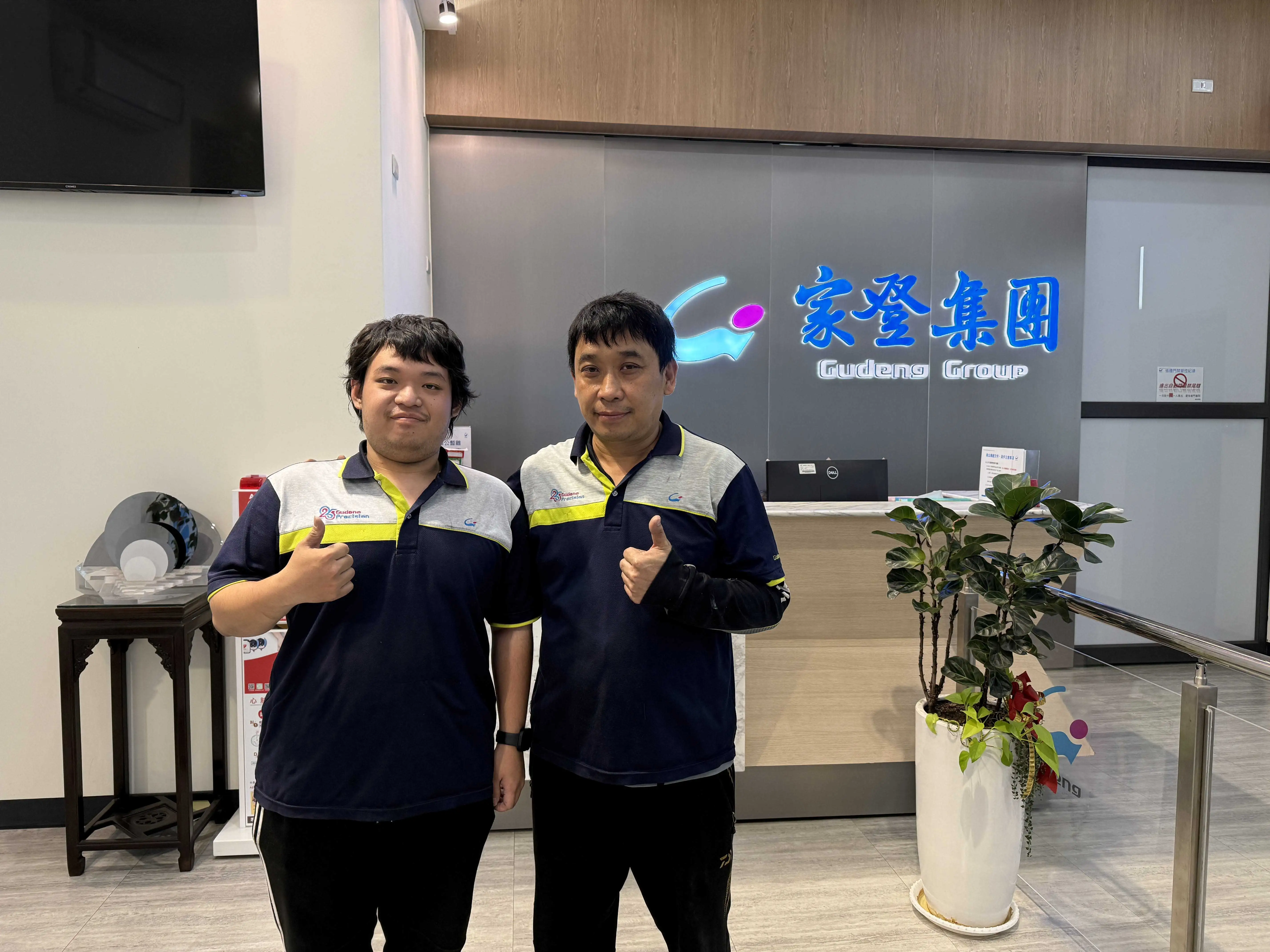 崑山科大機械工程系畢業生郭冠廷(左)，透過雙軌計畫累積職場經驗，訓後除順利畢業還獲加薪升職，職場超前佈署。(圖/勞動力發展署雲嘉南分署提供)