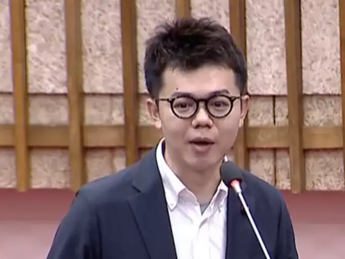 高雄市議員張博洋要求市府提出「交通事故零死亡」具體路徑，並建置交通事故零死亡儀表板。（圖/記者吳文生攝）