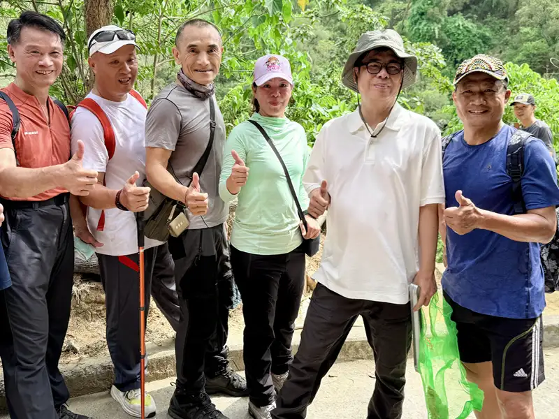 市長陳其邁出席大社區觀音山風景區「清淨山林齊步行 環保淨山GoGoGo！」活動，與市民朋友一同走入山林，鼓勵大家參與山林維護，以實際行動守護自然環境。（圖/高雄市政府提供）