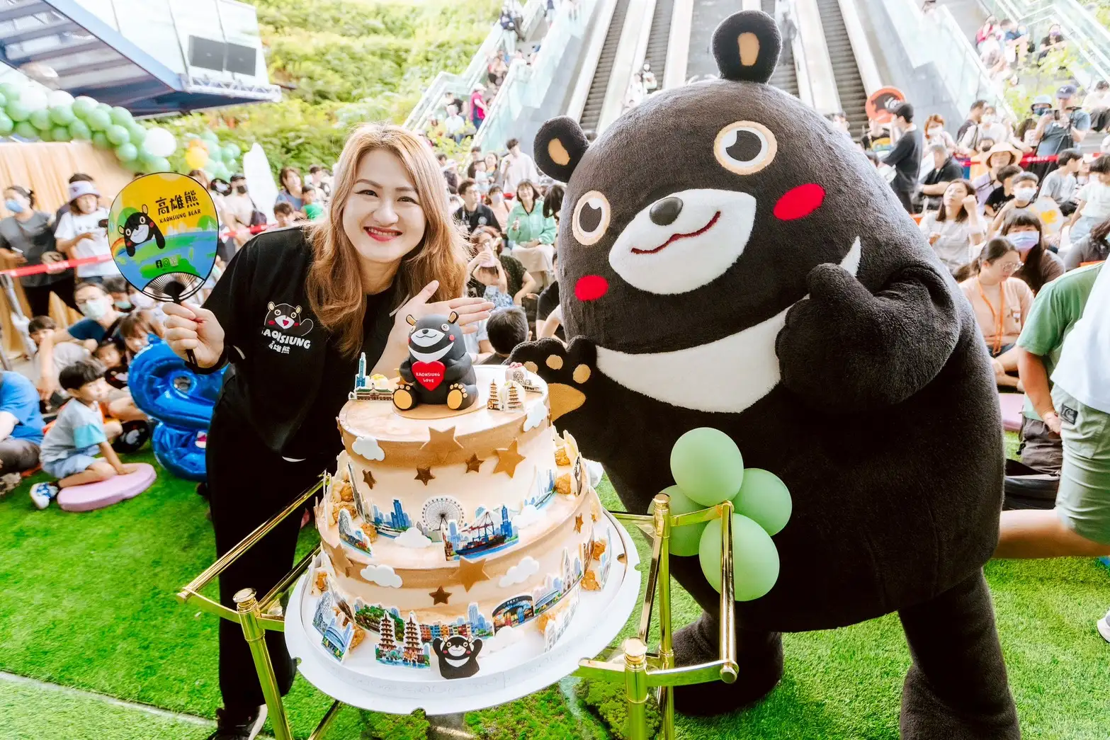高雄熊造型特製生日蛋糕亮相，成為全場最吸睛焦點。（圖/高雄市觀光局提供）
