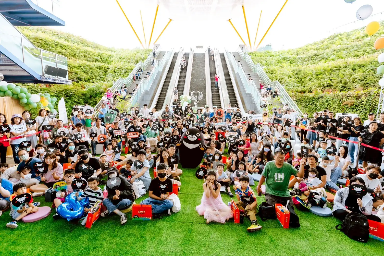 百位熊寶粉絲與各界貴賓齊聚中央公園站，歡慶高雄熊生日派對。（圖/高雄市觀光局提供）