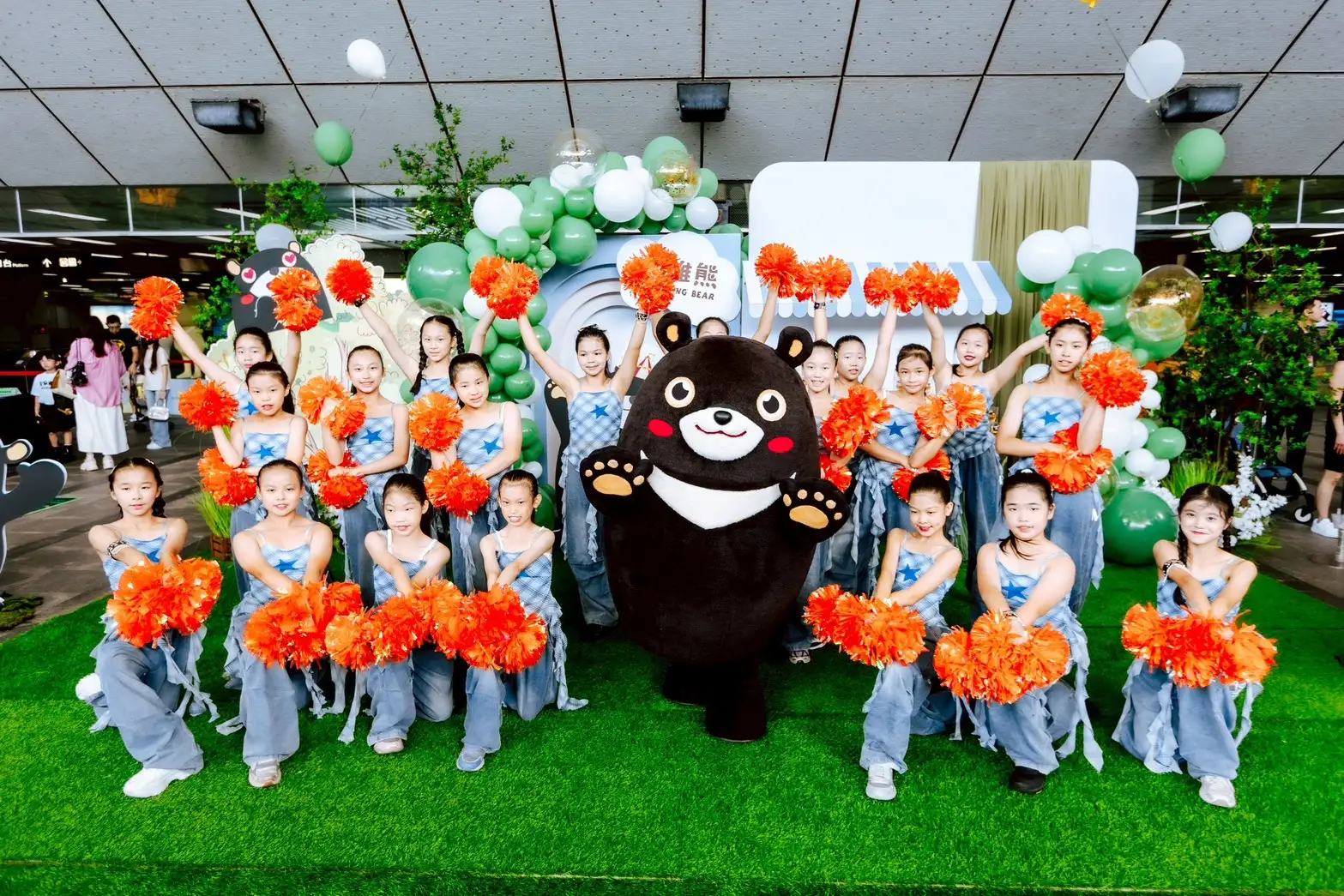 高雄熊與五福國小學生同台唱跳主題曲，帶動現場熱烈氣氛。（圖/高雄市觀光局提供）