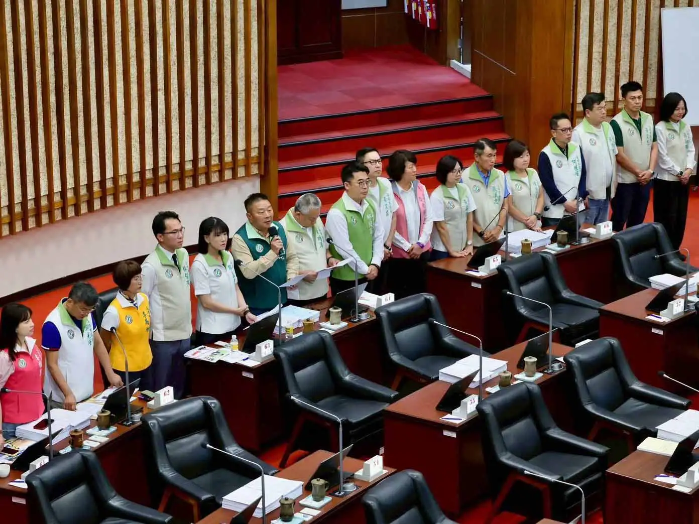 高雄市議會民進黨團批評柯志恩接連刪凍軍購與國際華語文教育預算，認為此舉恐削弱台灣國防與文化戰線，影響海外華語教育推廣及台灣國際能見度。（圖/民進黨團提供）