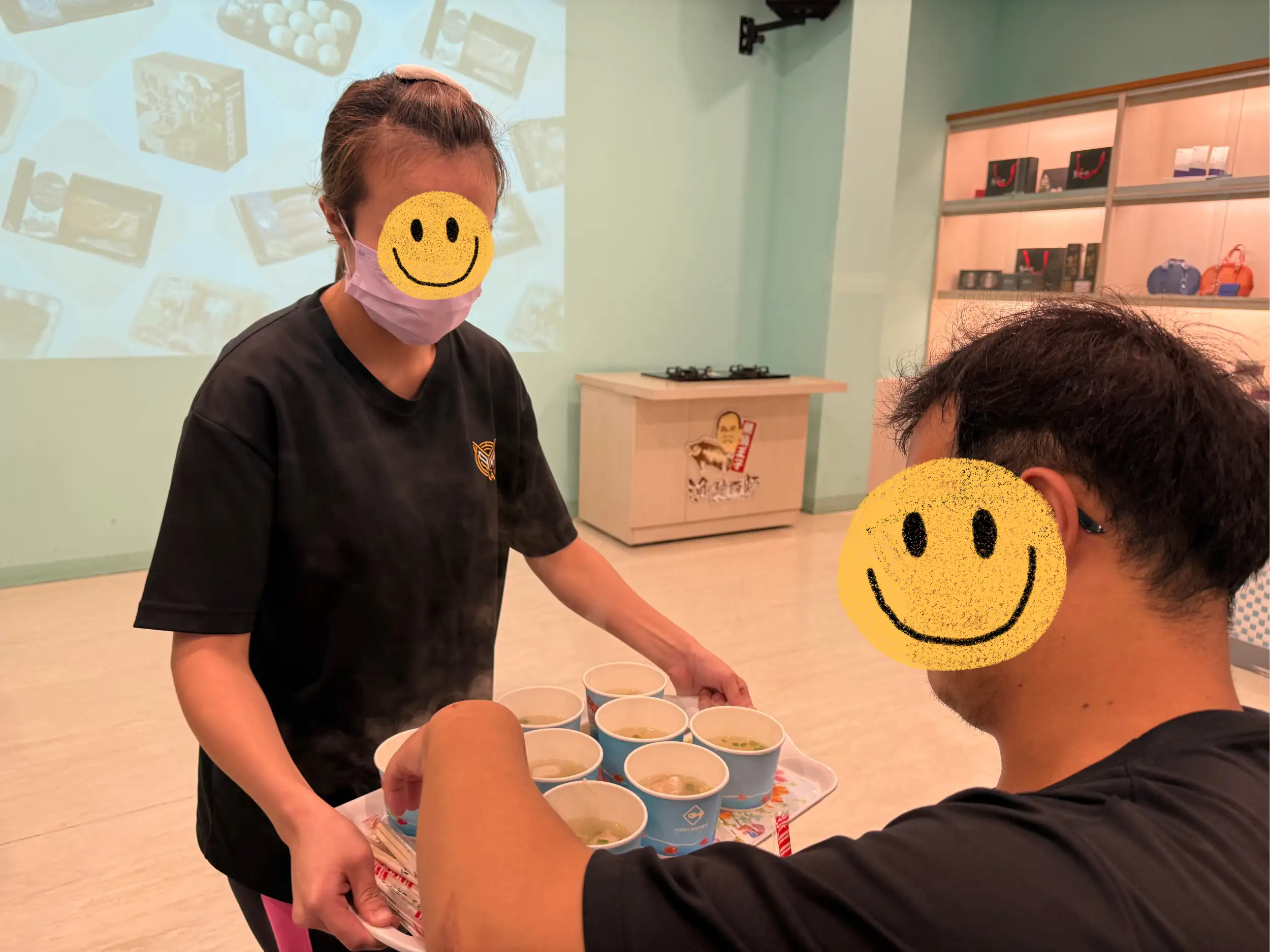 身心障礙學生於企業體驗門市服務人員工作，學習端送魚湯給顧客禮儀（圖／虎尾就業中心提供）