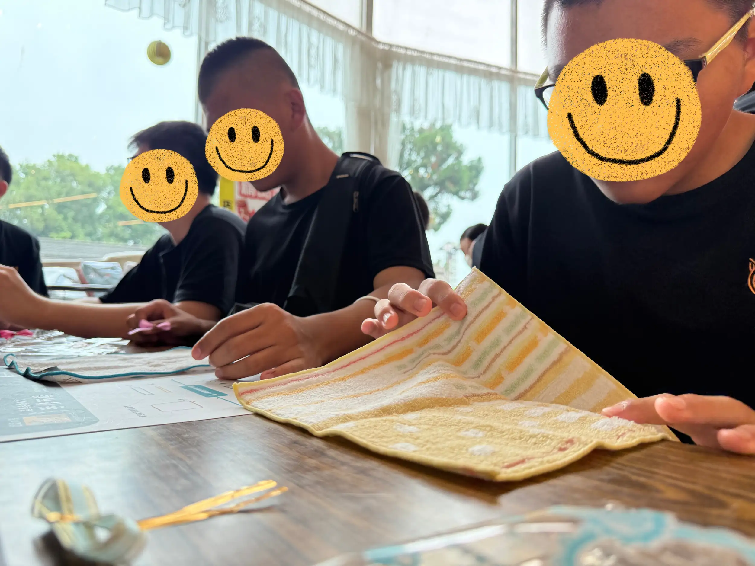 學生至森鳴實業有限公司(毛巾工廠)體驗毛巾包裝工作（圖／虎尾就業中心提供）