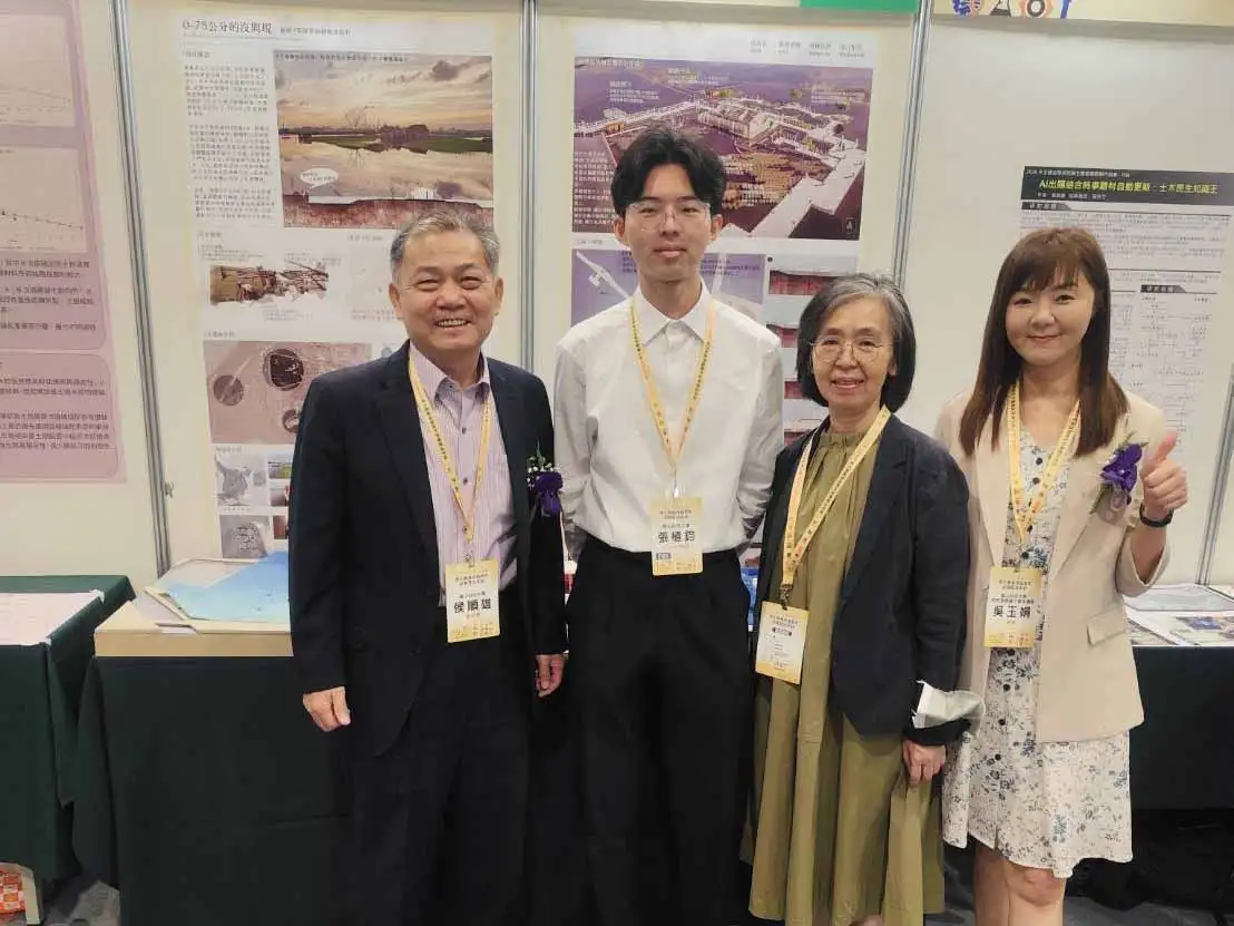 土木與建築群由空間設計系林秀慧老師(右2)指導、張植鈞同學(左2)創作的《0-75公分的沒與現》(圖/崑山科技大學提供)