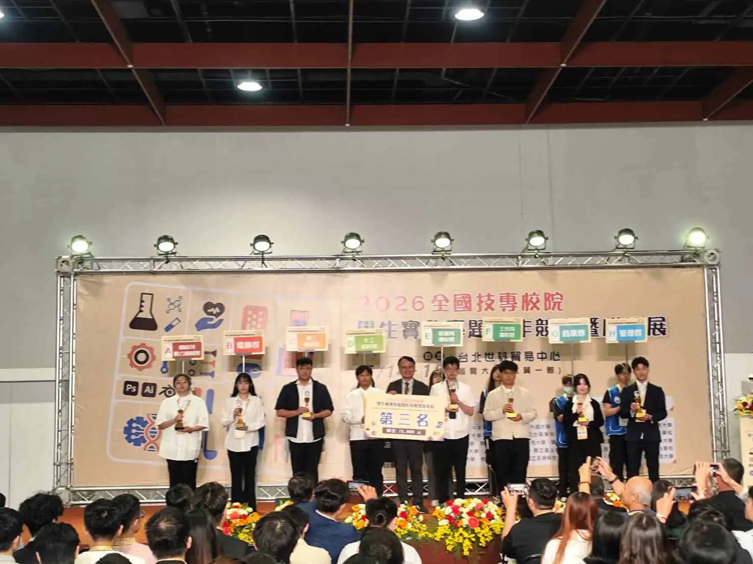 崑山科技大學在全國技專校院專題競賽中表現亮眼，四件作品晉級決賽，最終勇奪動漫互動多媒體群第二名及商業類群第三名雙料佳績。(圖/崑山科技大學提供)