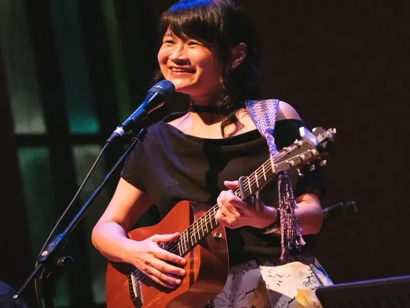 談唱者-金曲獎詩人歌手羅思容演出照片1   (照片由羅思容提供)