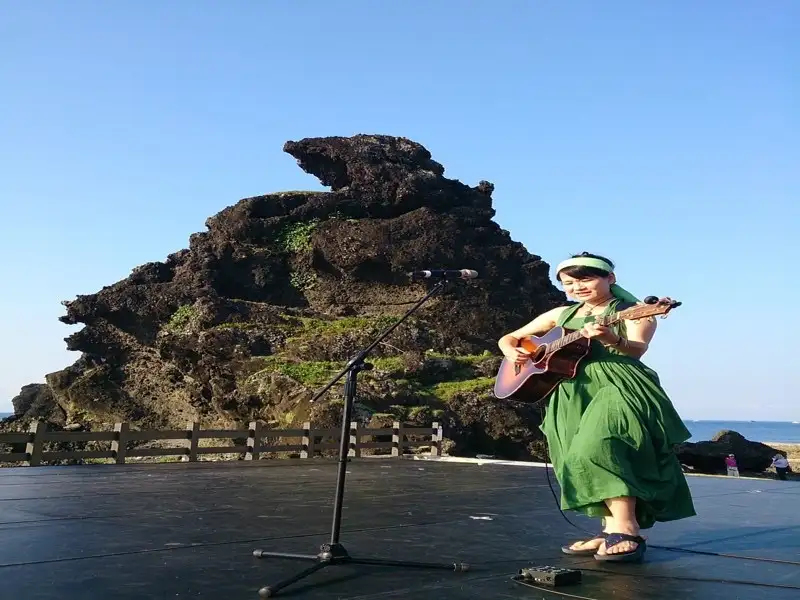 談唱者-金曲獎詩人歌手羅思容演出照片2   (照片由羅思容提供)