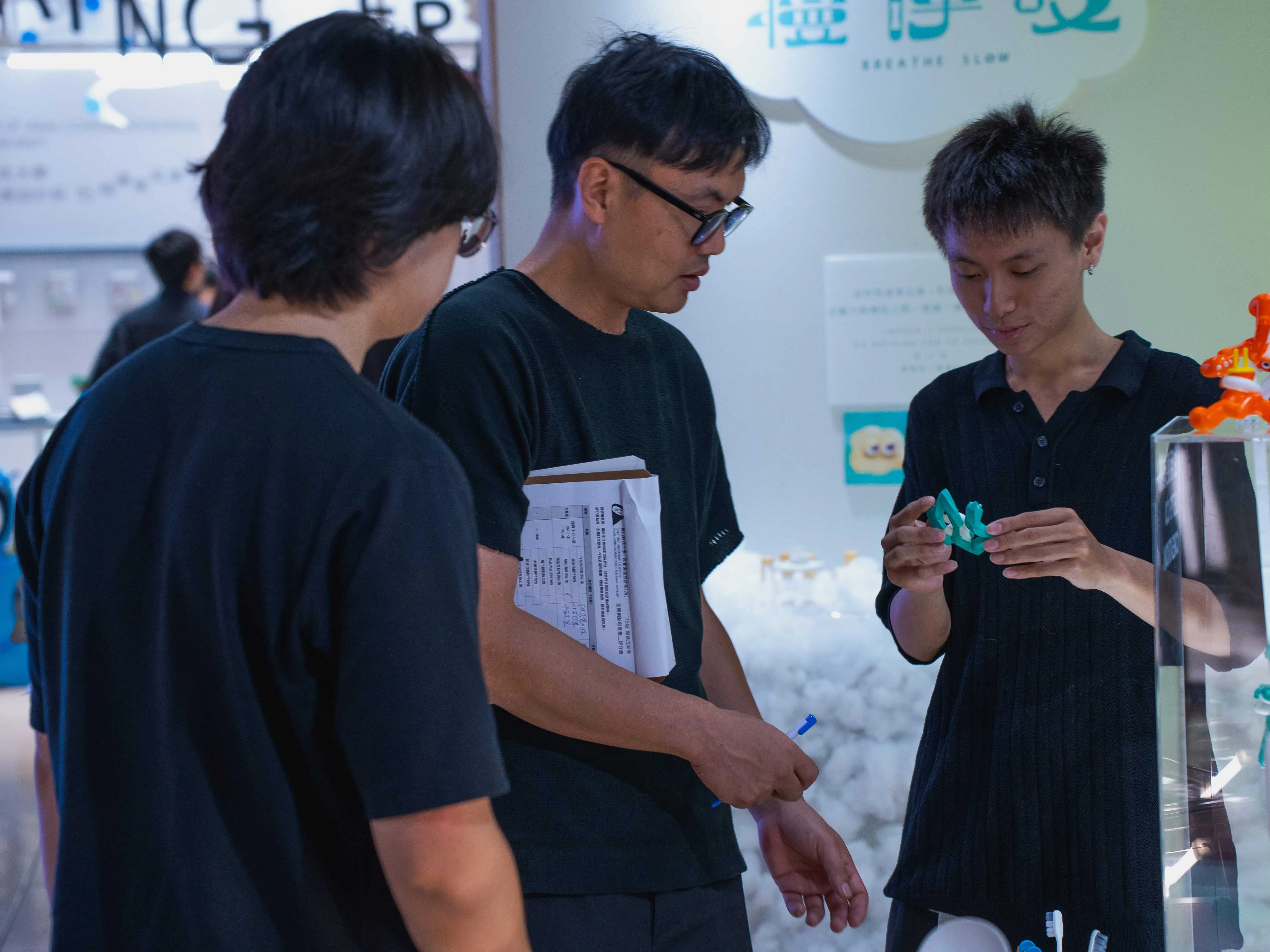 崑山科技大學講座教授劉耕名率領設計團隊Bito，在全球指標性設計獎「紐約ADC年度獎」一舉奪下三項銅立方獎，創下台灣設計界新紀錄。(圖/崑山科技大學提供)