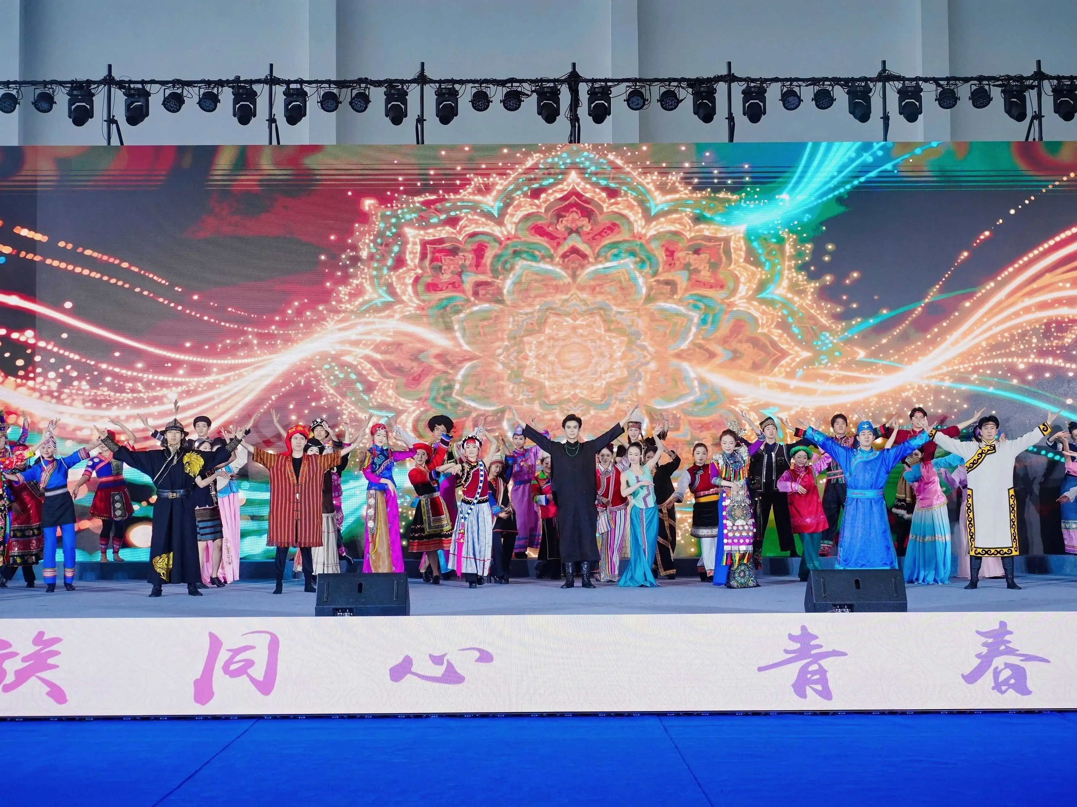 兩岸青年以多元民族服飾與歌舞演出展現中華文化特色。（圖/記者張振興攝）