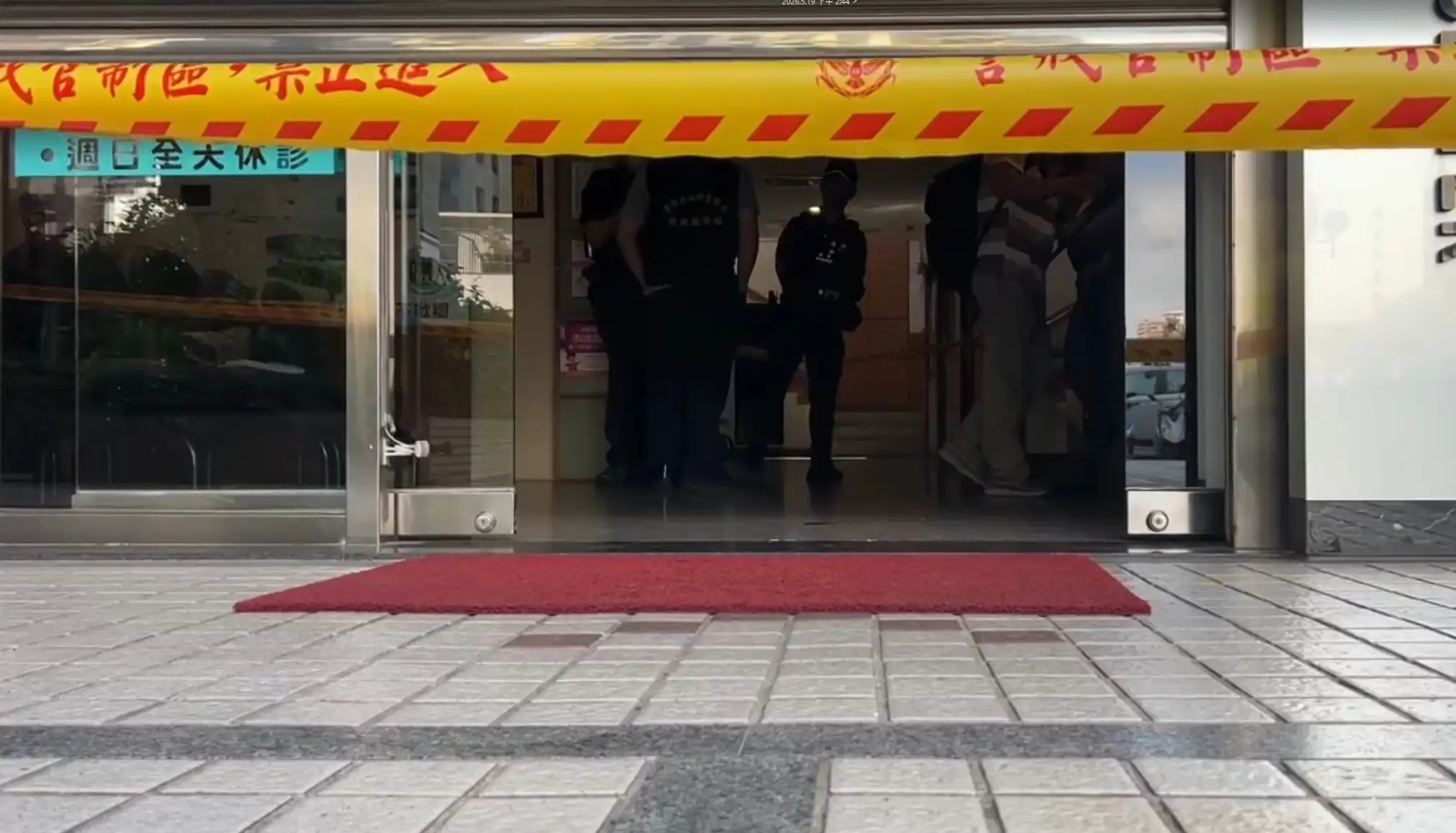 台南市東區林森路一處診所發生貨梯死亡意外，警方獲報後封鎖現場調查，並報請檢察官相驗，以釐清事故發生原因及責任歸屬。(圖/第一分局提供)