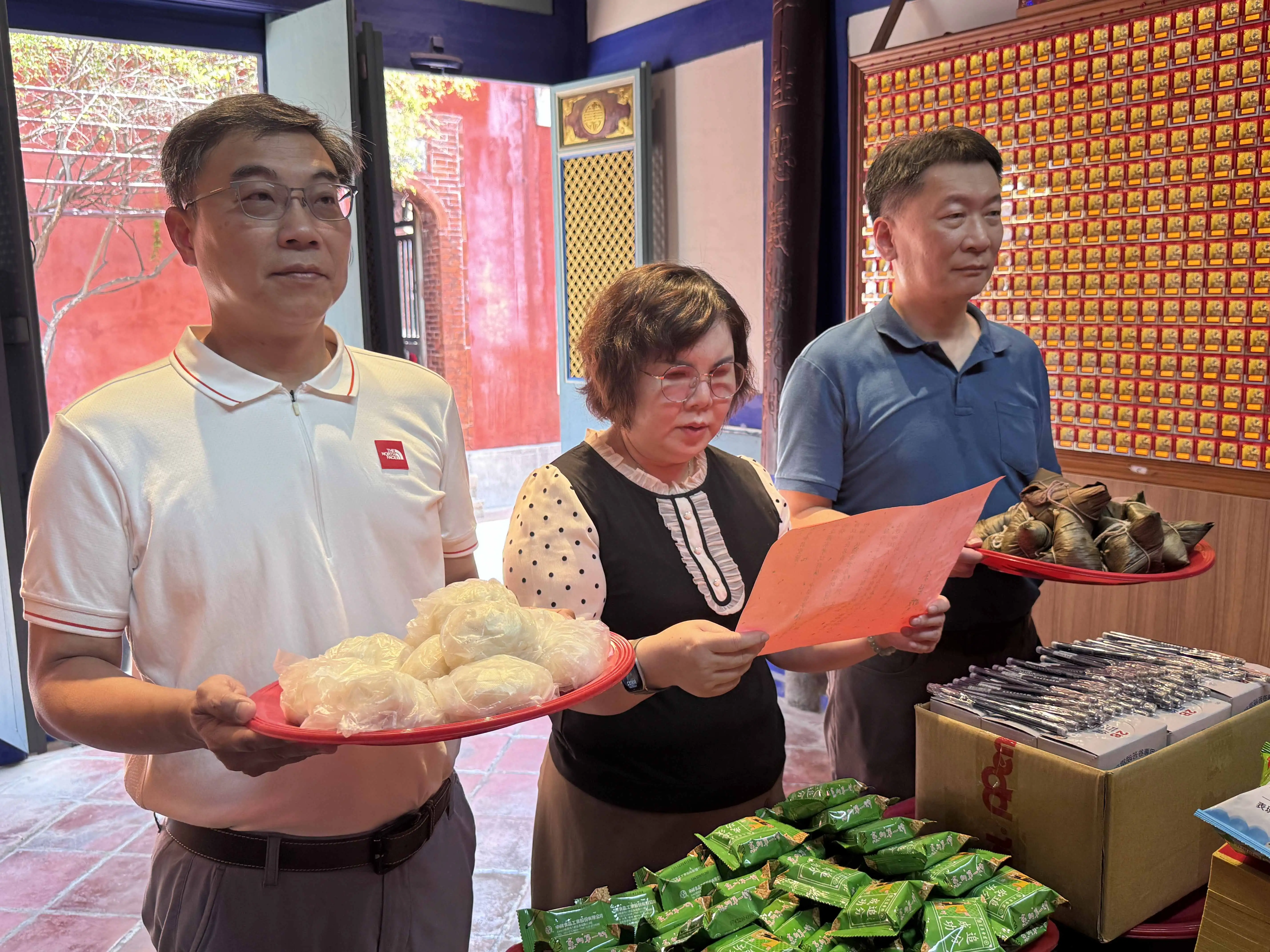 中華醫大校長李碧娥（中）等師長特地前往祀典武廟向五文昌帝君為學生祈願國考順利、高分上榜。(圖/中華醫大提供)