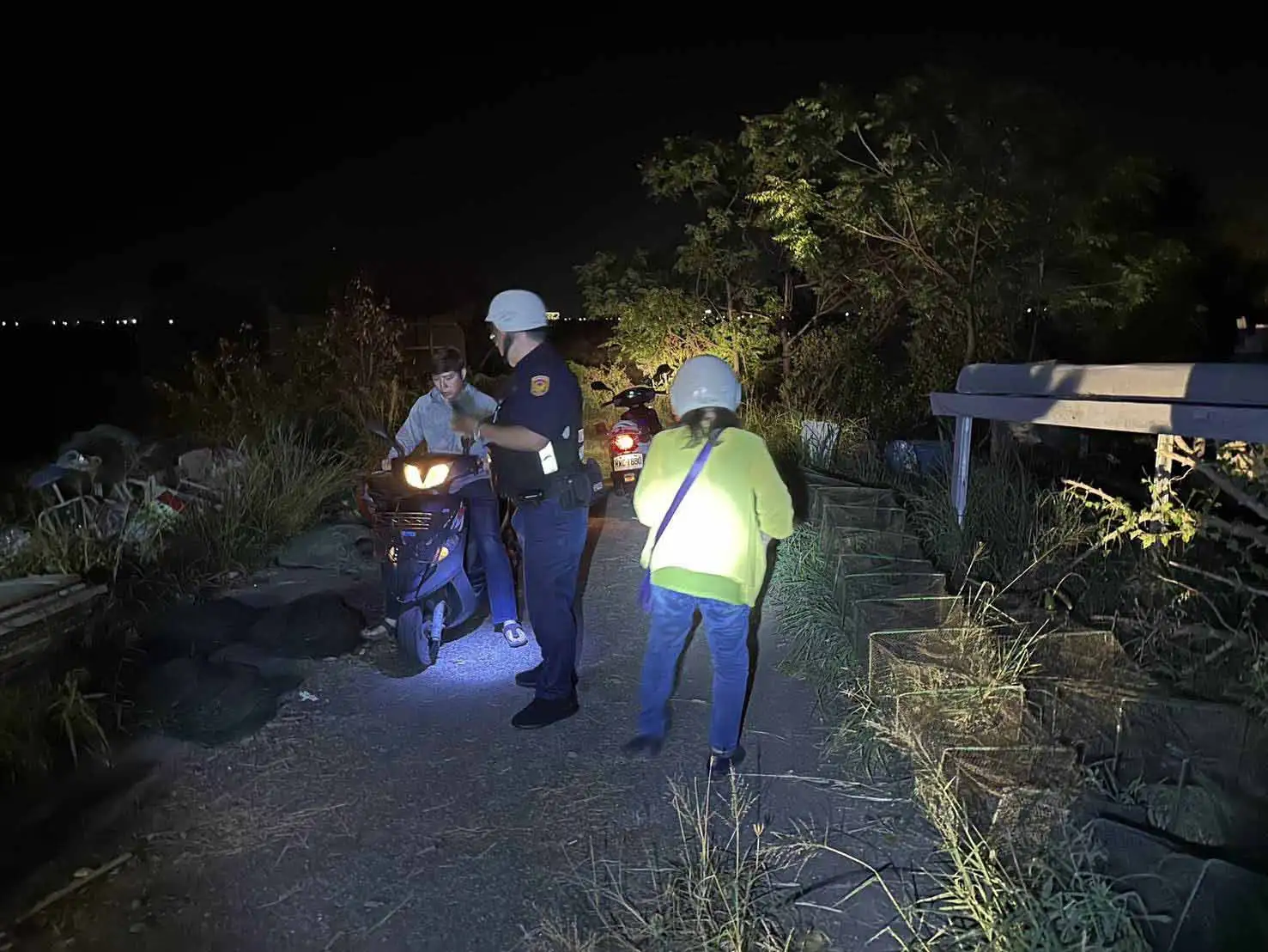 臺南市政府警察局第五分局接獲家屬報案後，深夜跨區前往安南區魚塭搜尋，成功尋獲迷途失智婦人，順利協助返家。(圖/臺南市政府警察局第五分局提供)