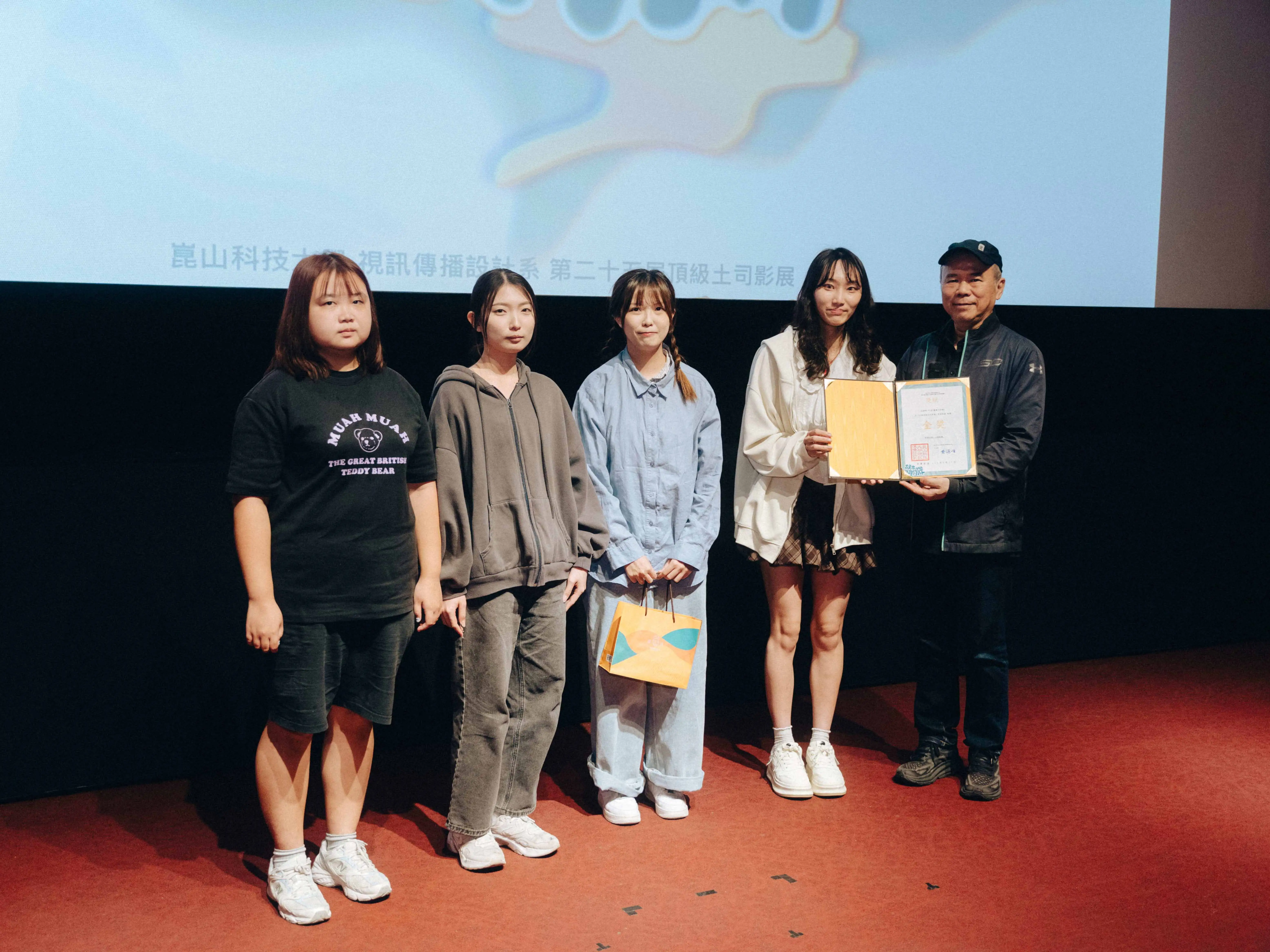崑山科技大學視訊傳播設計系第25屆畢業製作北部獨展《當光在夢裡閃爍》於光點華山電影館登場，近700席門票秒殺，吸引多位影視名人到場支持，學生作品更累積12項影展入圍。(圖/崑山科技大學提供)