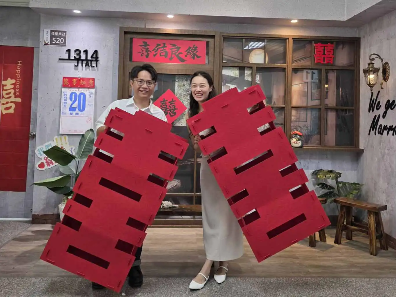 陳先生與張小姐開心手持「囍」字於佳里戶政事務所拍照留念，為人生重要時刻留下甜蜜紀念。(圖/臺南市政府民政局提供)